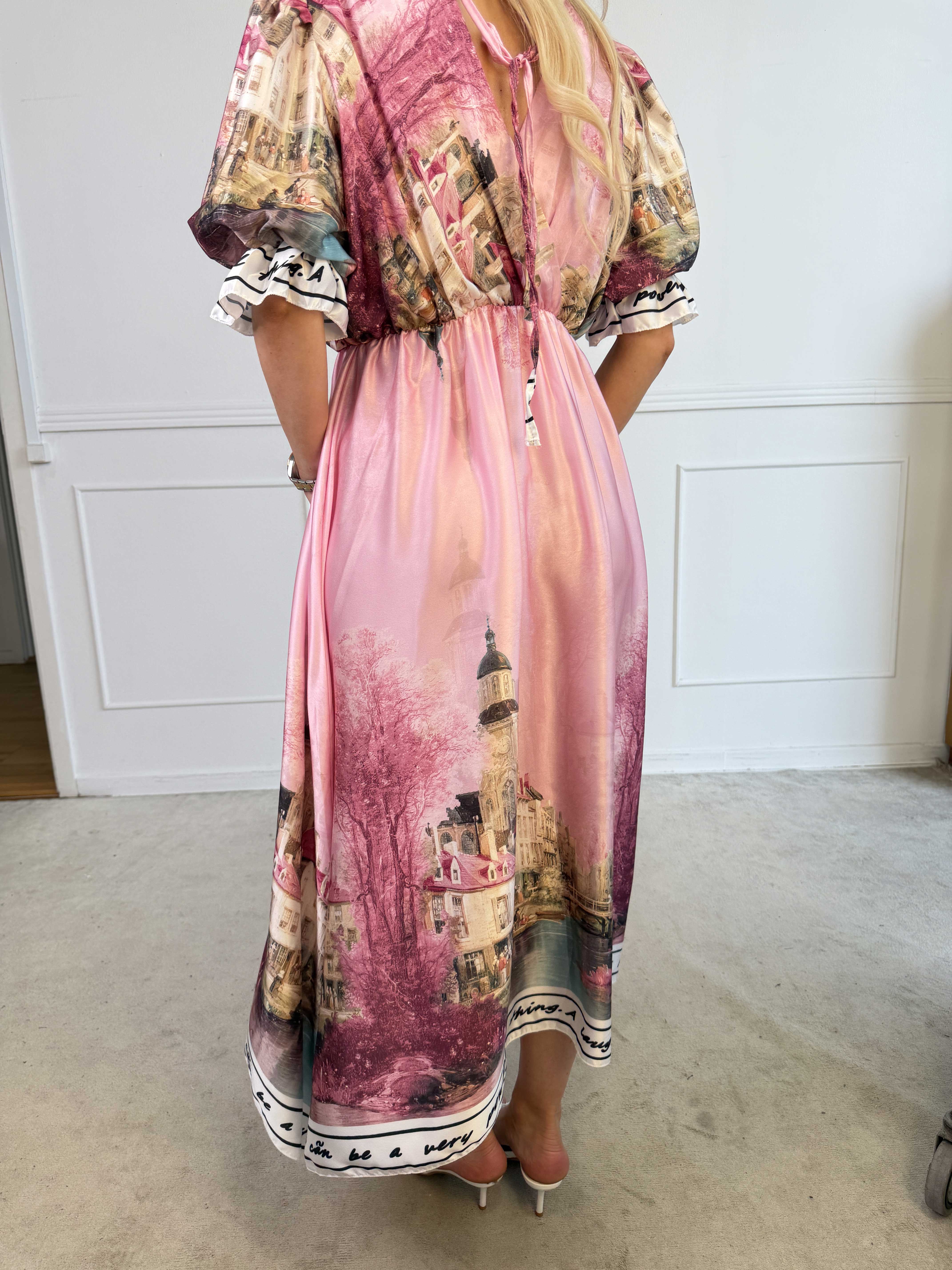 Manuela - Plus size kjole med bylandskabsmotiv på ærmerne og langs kanten forneden