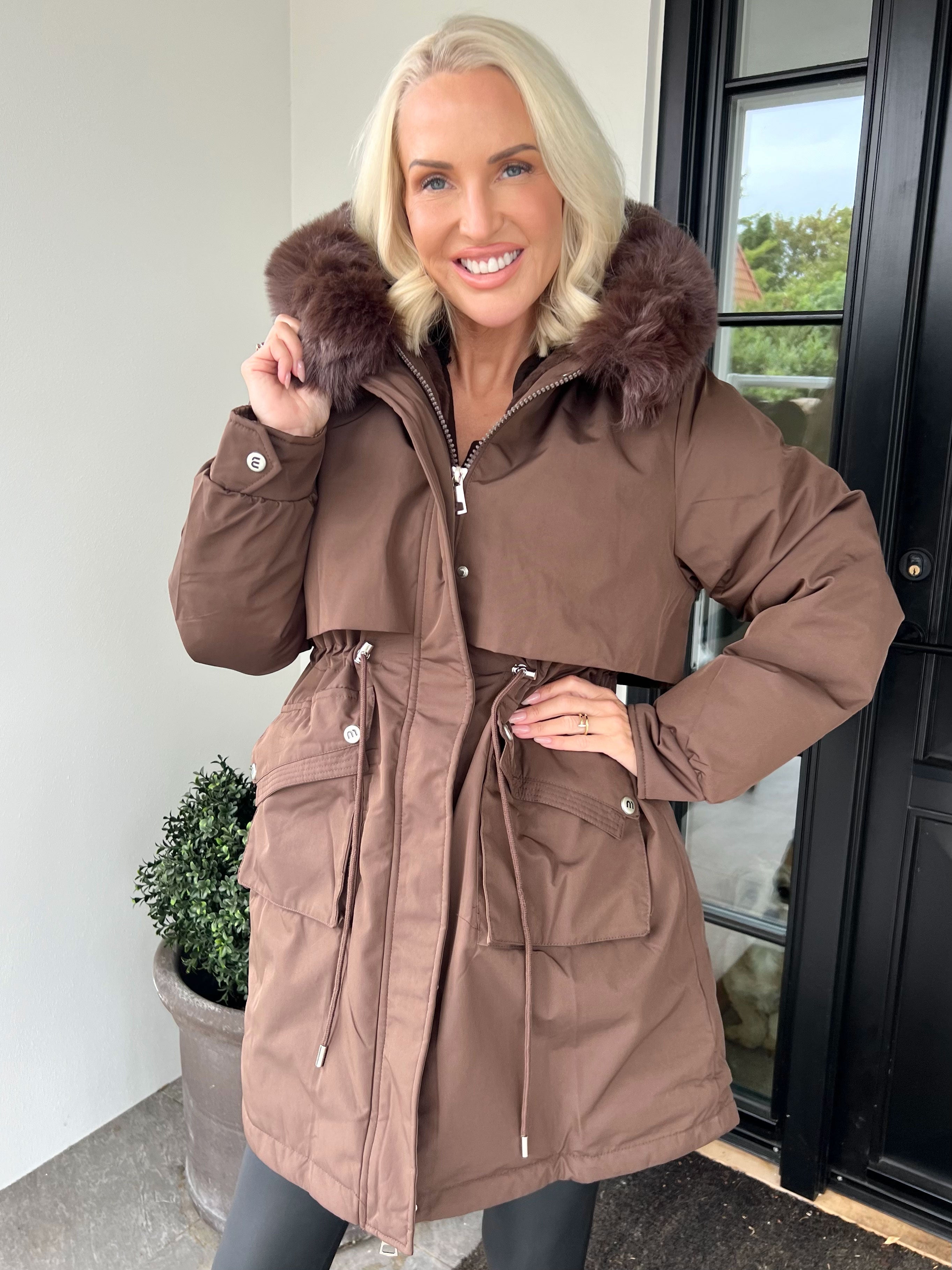 Maple - Varm dynejakke med faux fur hætte