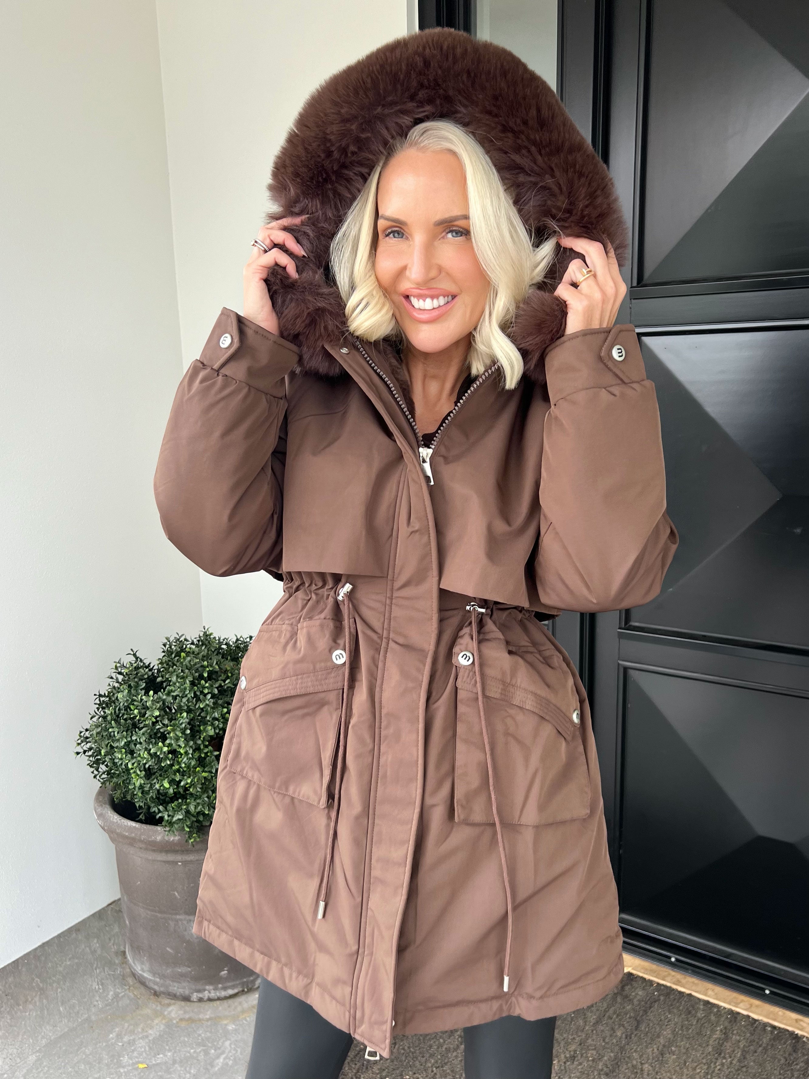 Maple - Varm dynejakke med faux fur hætte