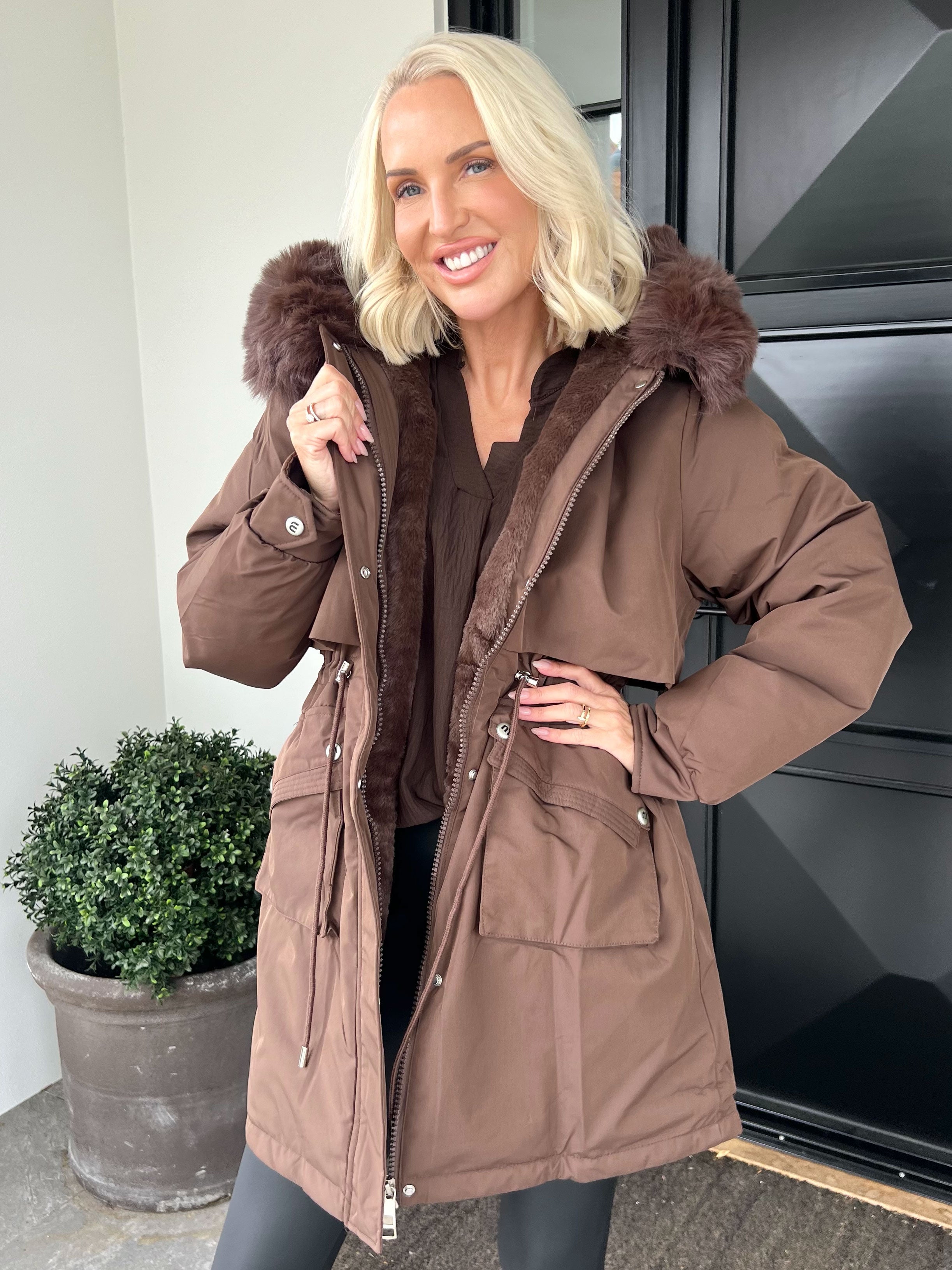 Maple - Varm dynejakke med faux fur hætte