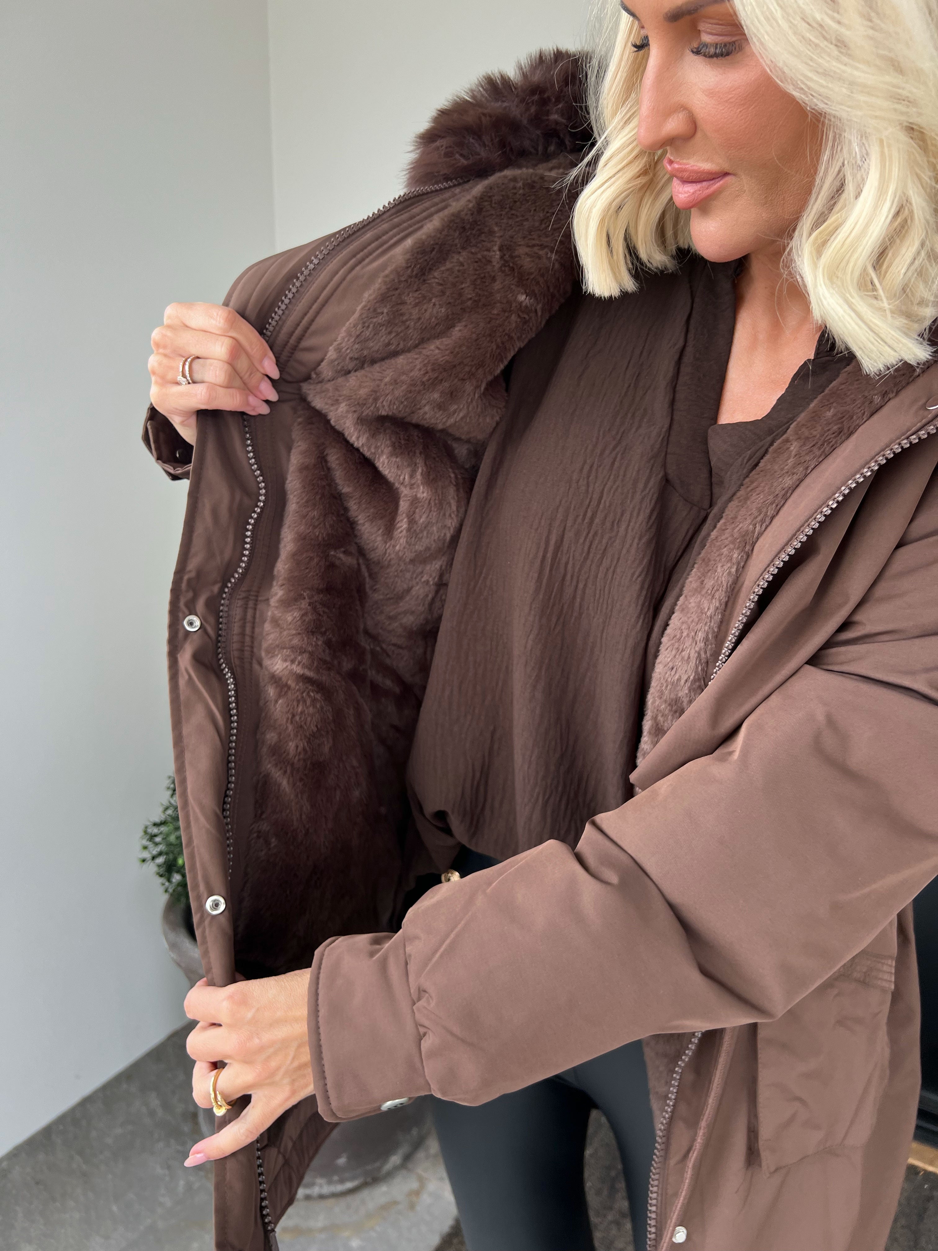 Maple - Varm dynejakke med faux fur hætte