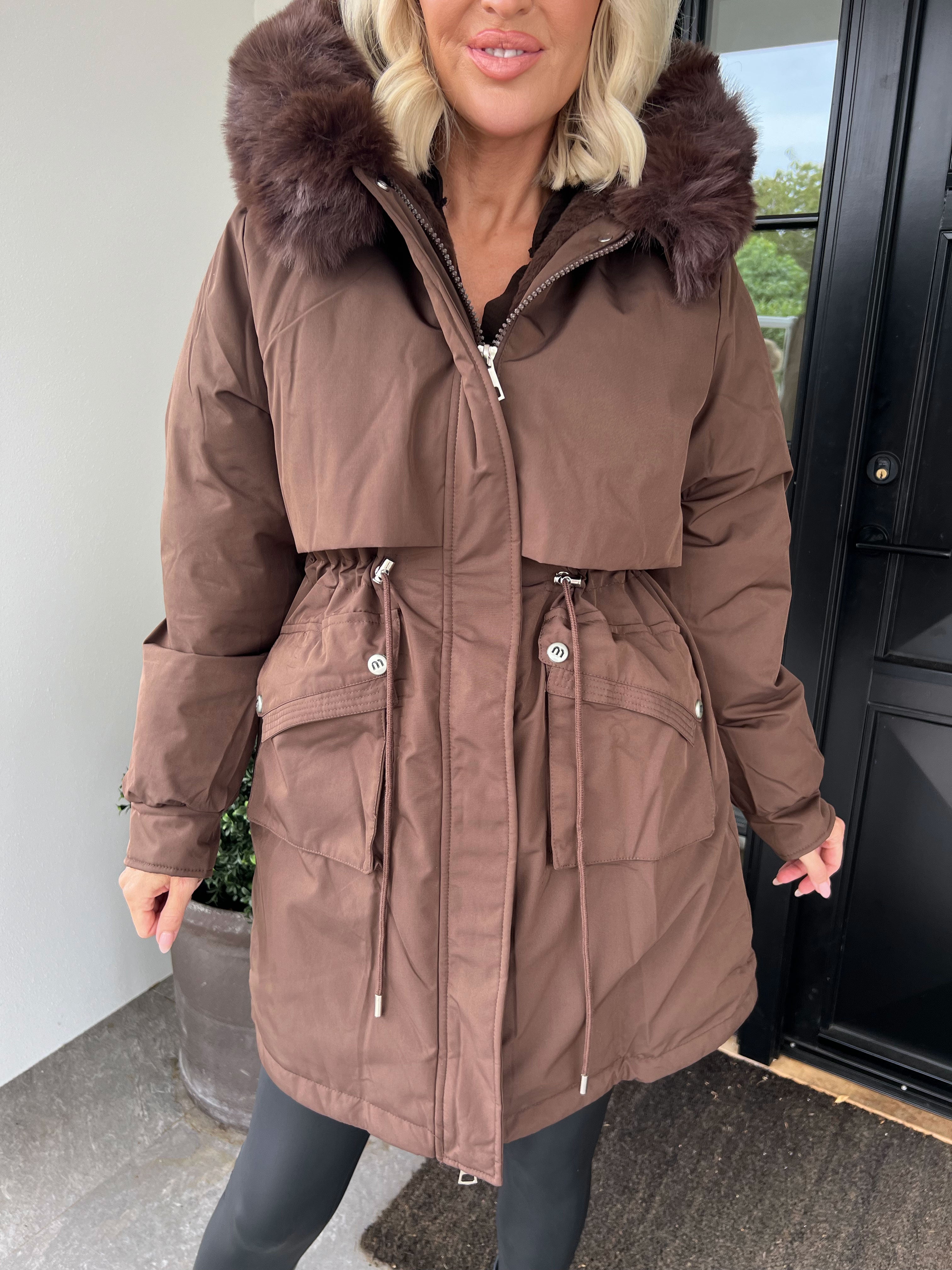 Maple - Varm dynejakke med faux fur hætte