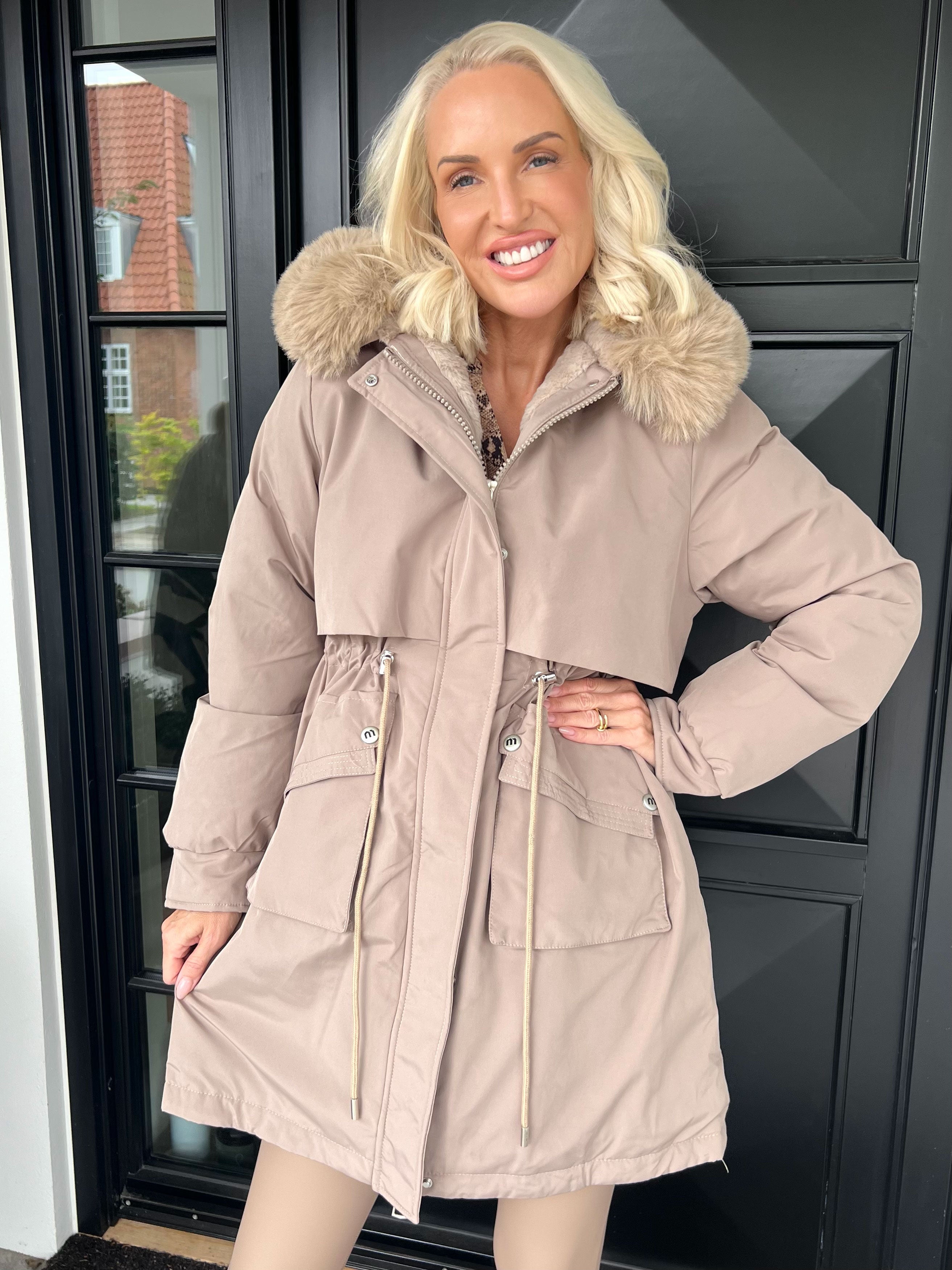 Maple - Varm dynejakke med faux fur hætte