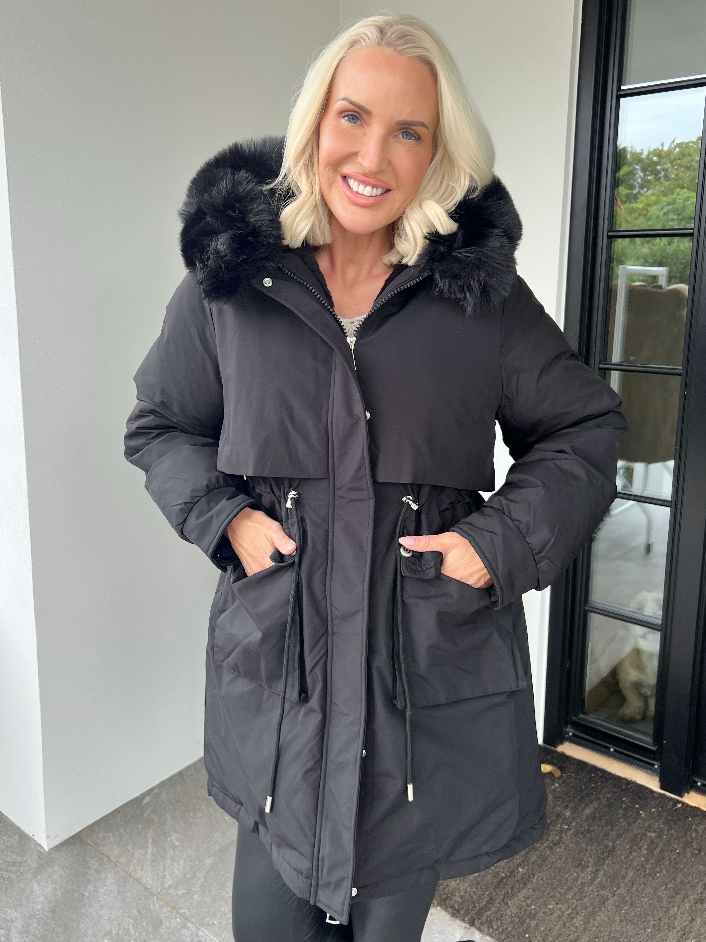 Maple - Varm dynejakke med faux fur hætte
