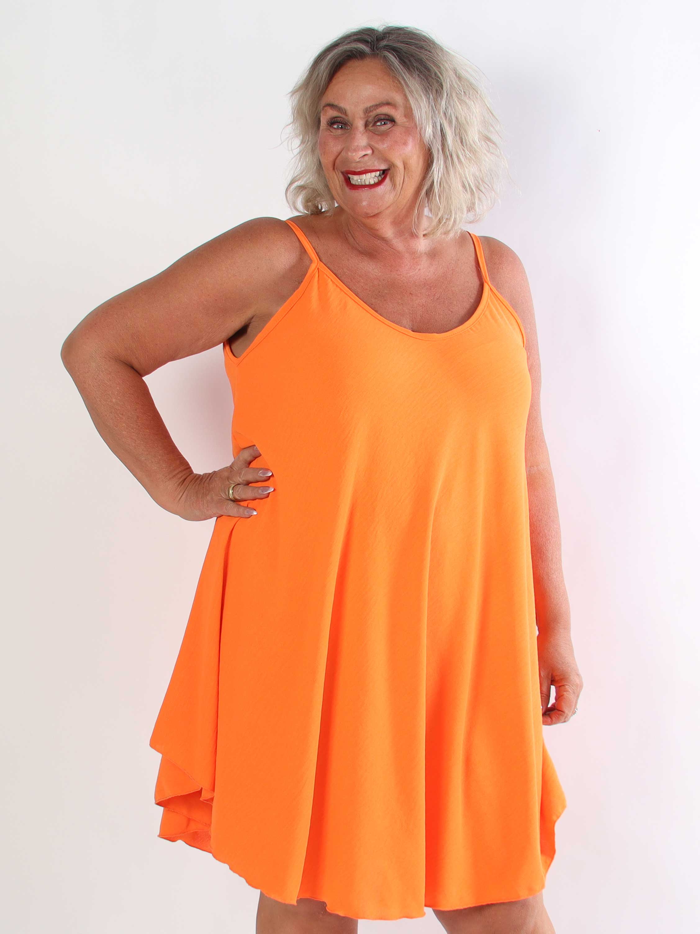 Marceline Short - Kort plus size stropkjole i viskose med A-facon