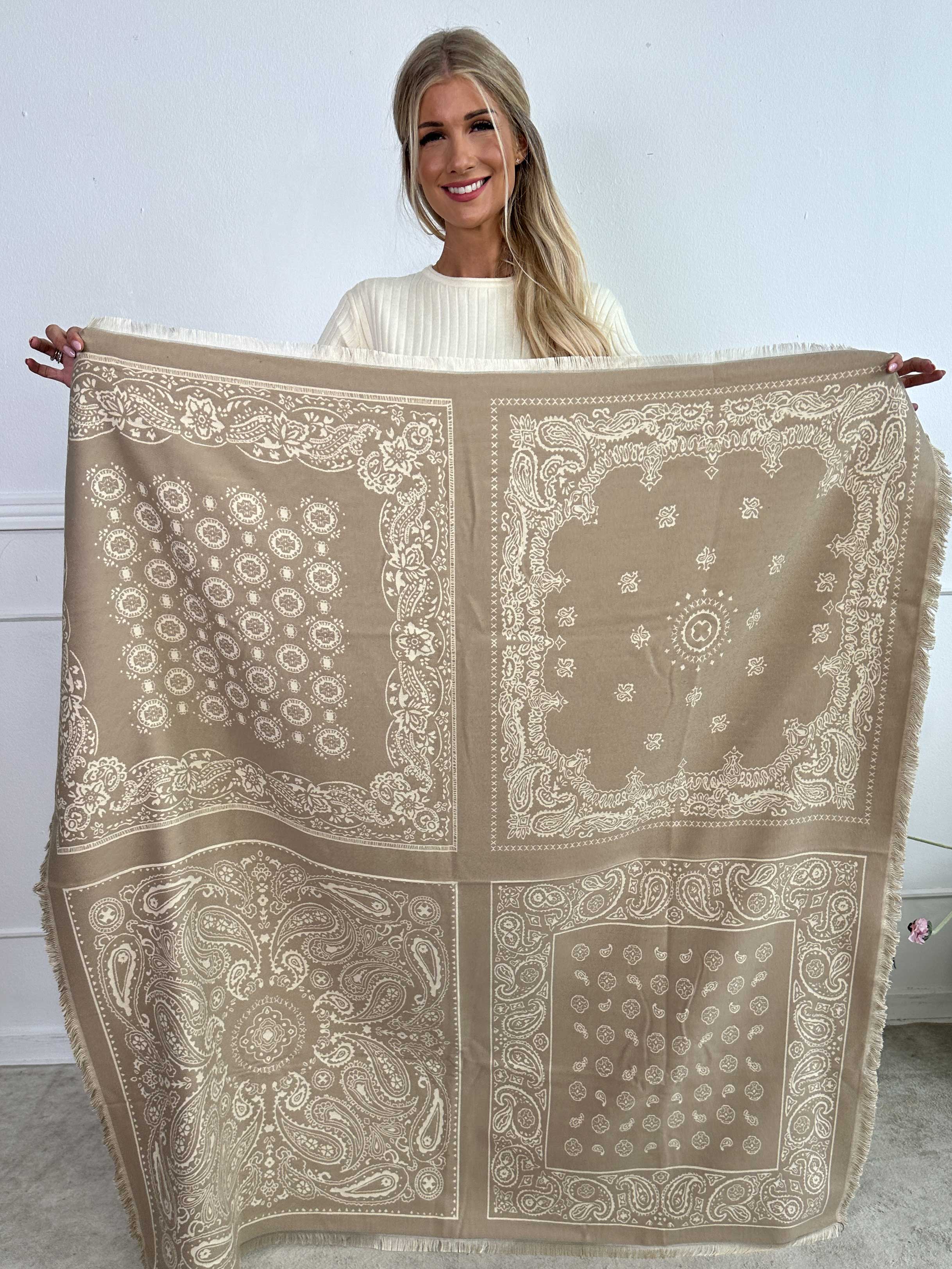 Marianne - Blødt tørklæde i viskose og uld med beige mønster