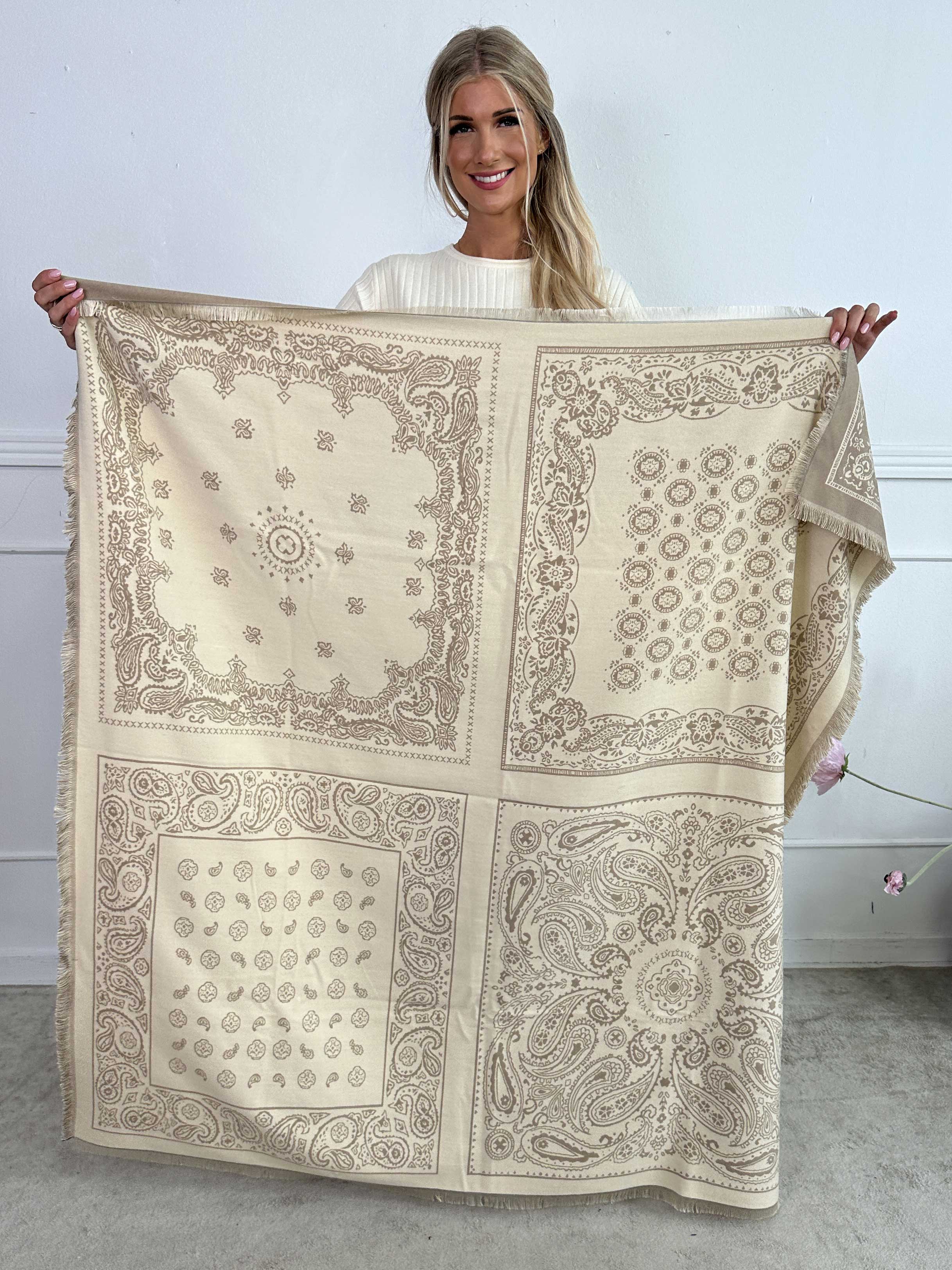 Marianne - Blødt tørklæde i viskose og uld med beige mønster