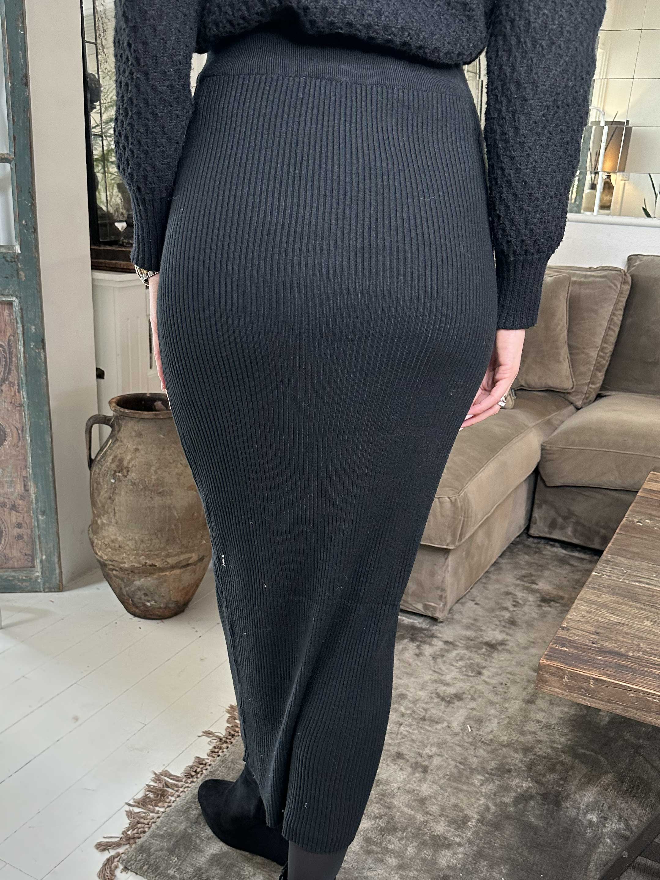 Maribel - Lang tætsiddende striknederdel