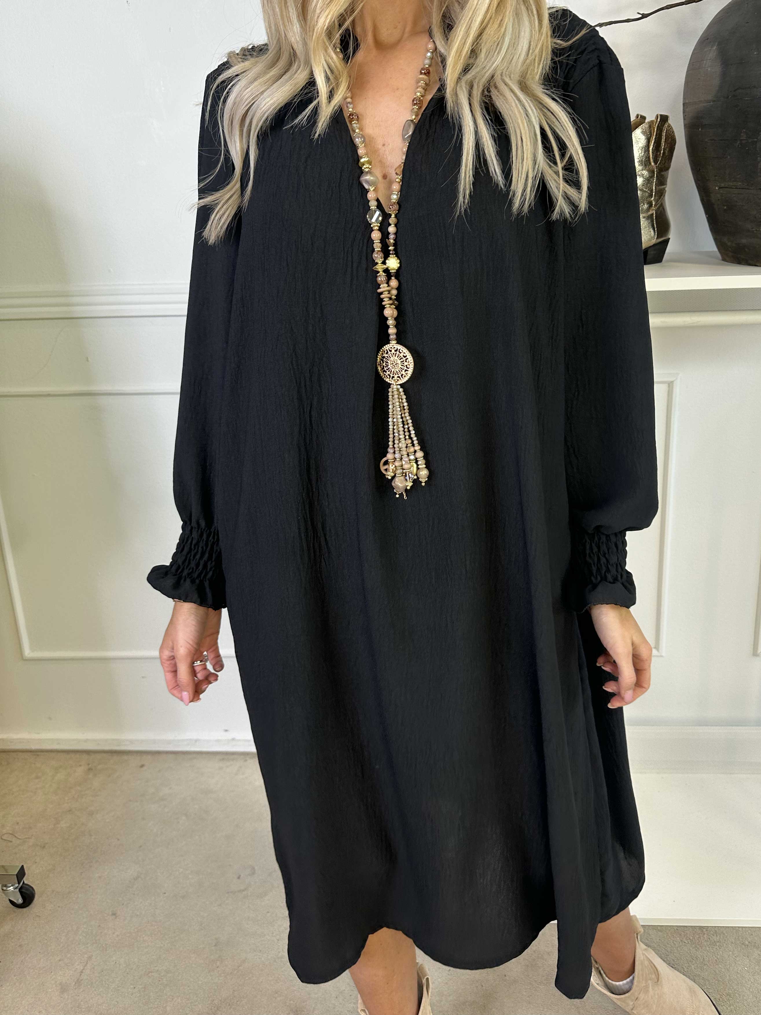 Marisol - Sød kjole med smock og v-udskæring