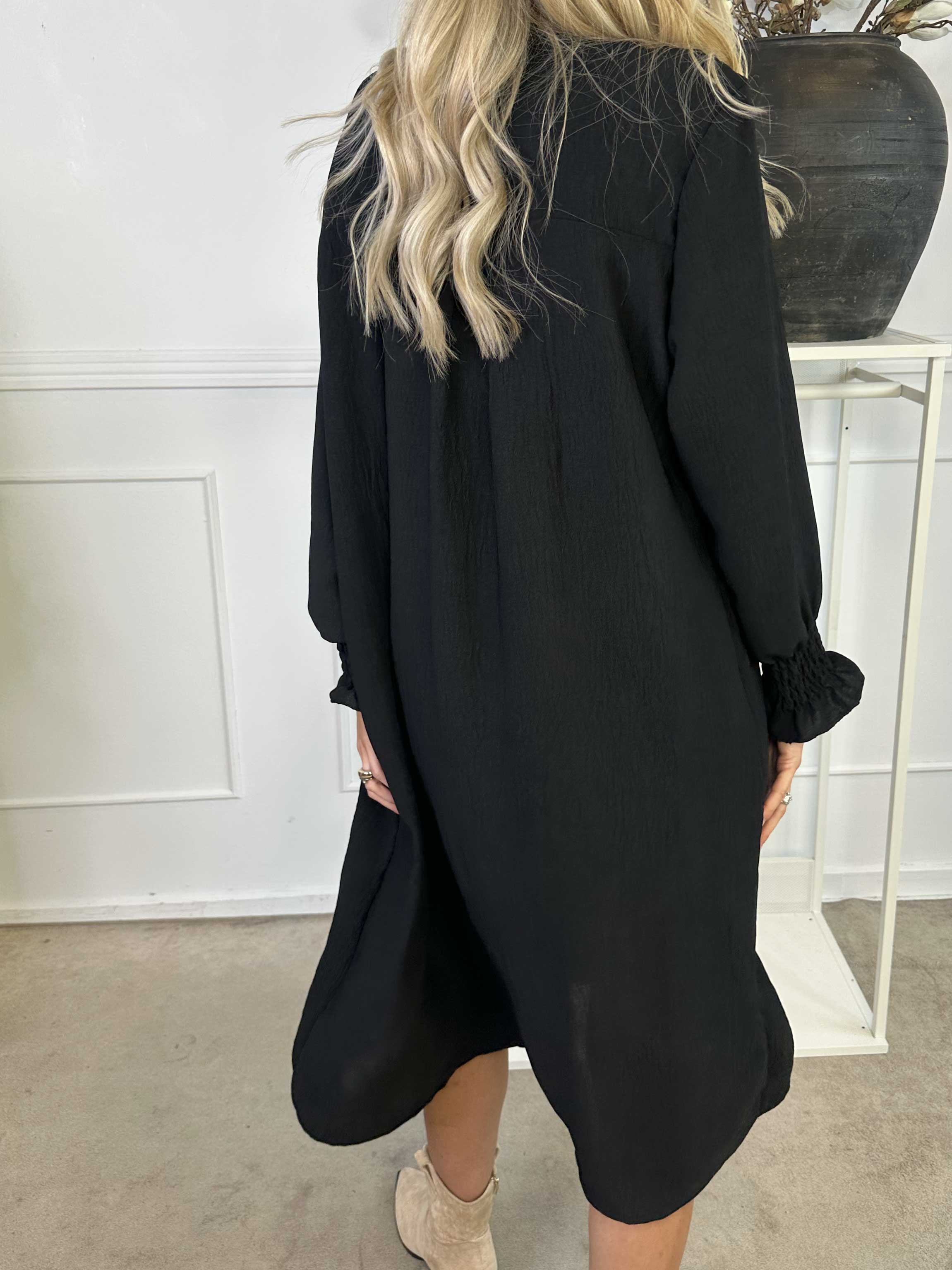 Marisol - Sød kjole med smock og v-udskæring