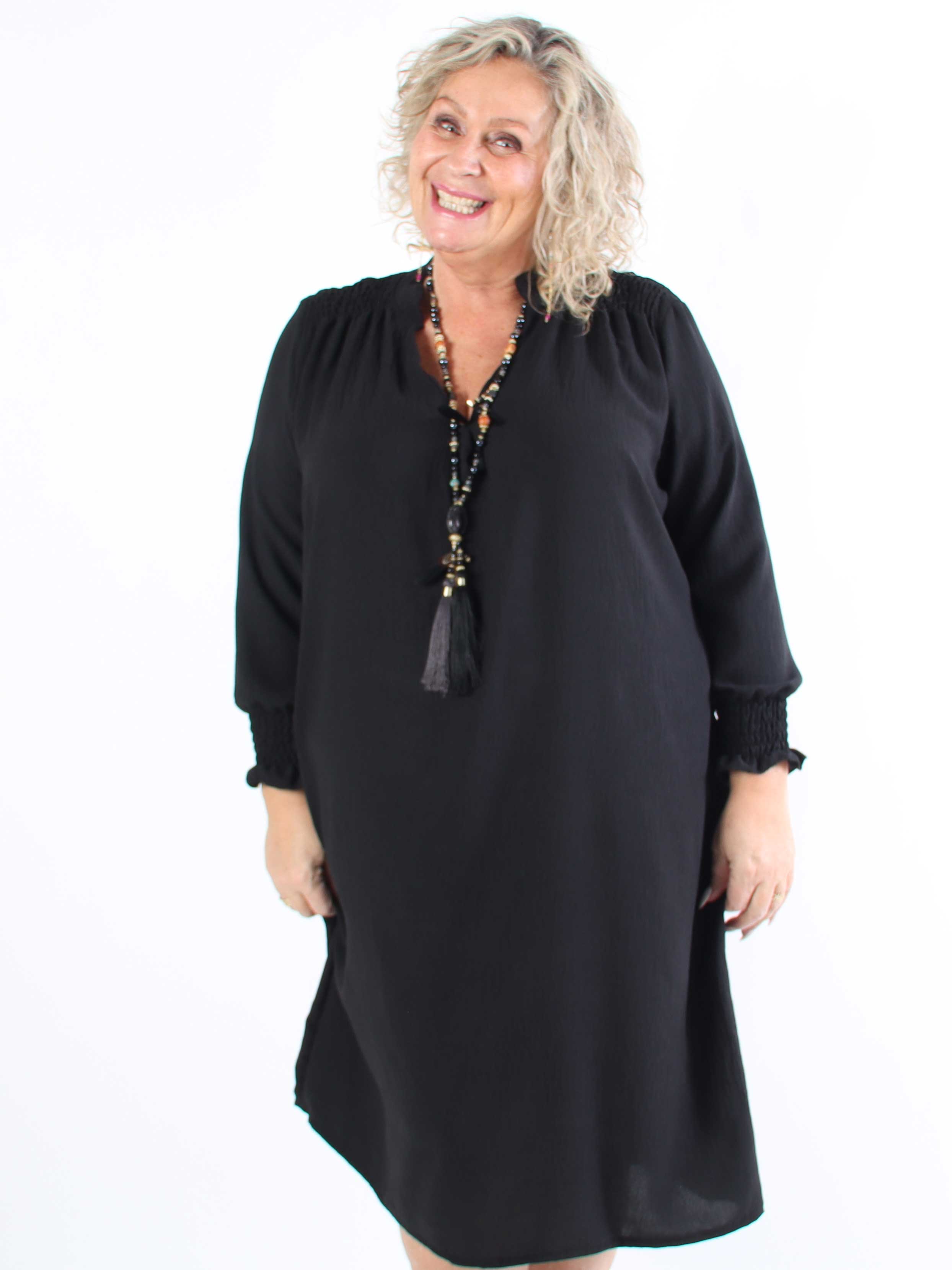 Marisol - Sød plus size kjole med smock og v-udskæring