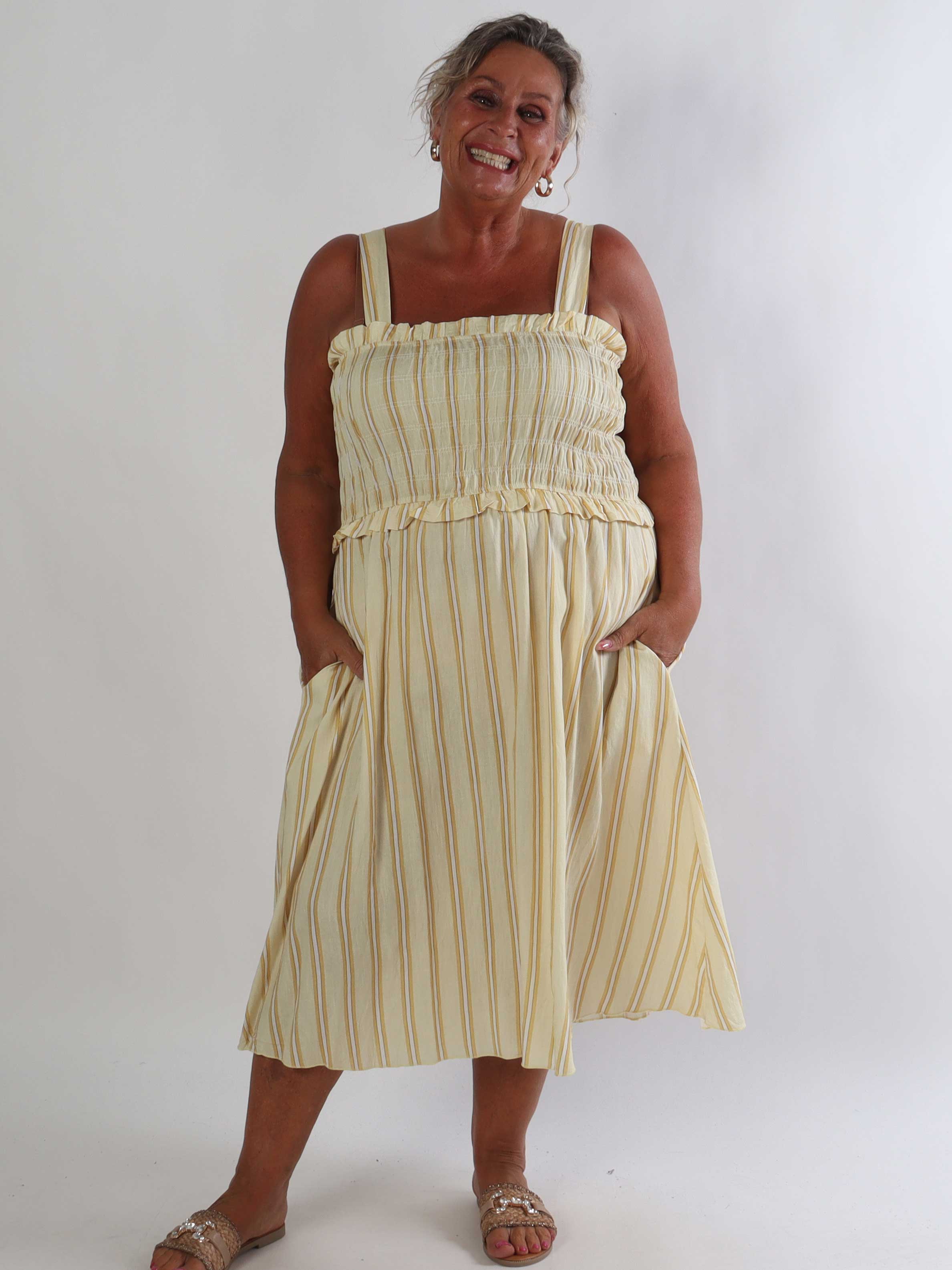 Marisol Stripe - Stribet plus size sommerkjole i viskose med smock henover brystet