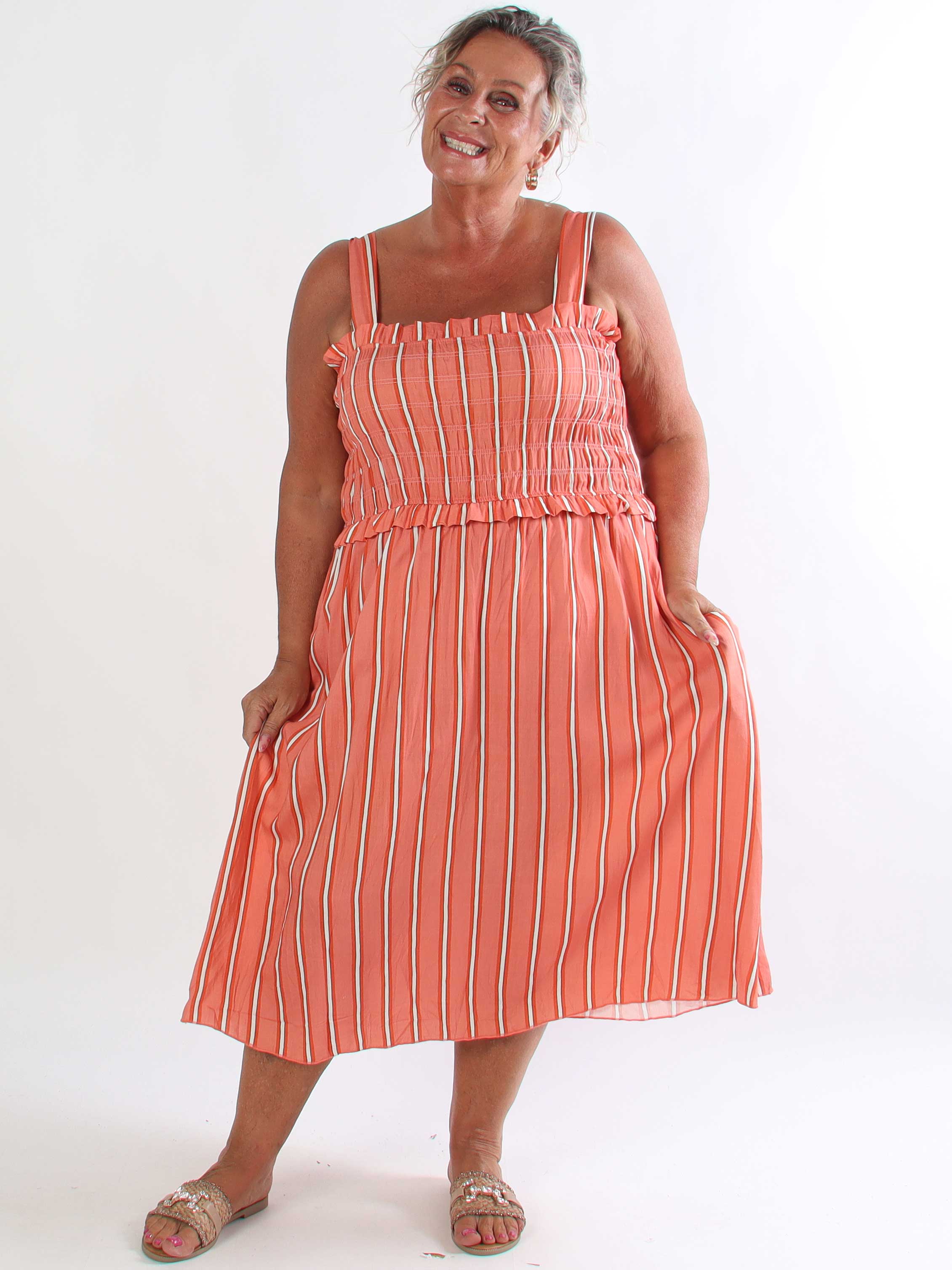 Marisol Stripe - Stribet plus size sommerkjole i viskose med smock henover brystet