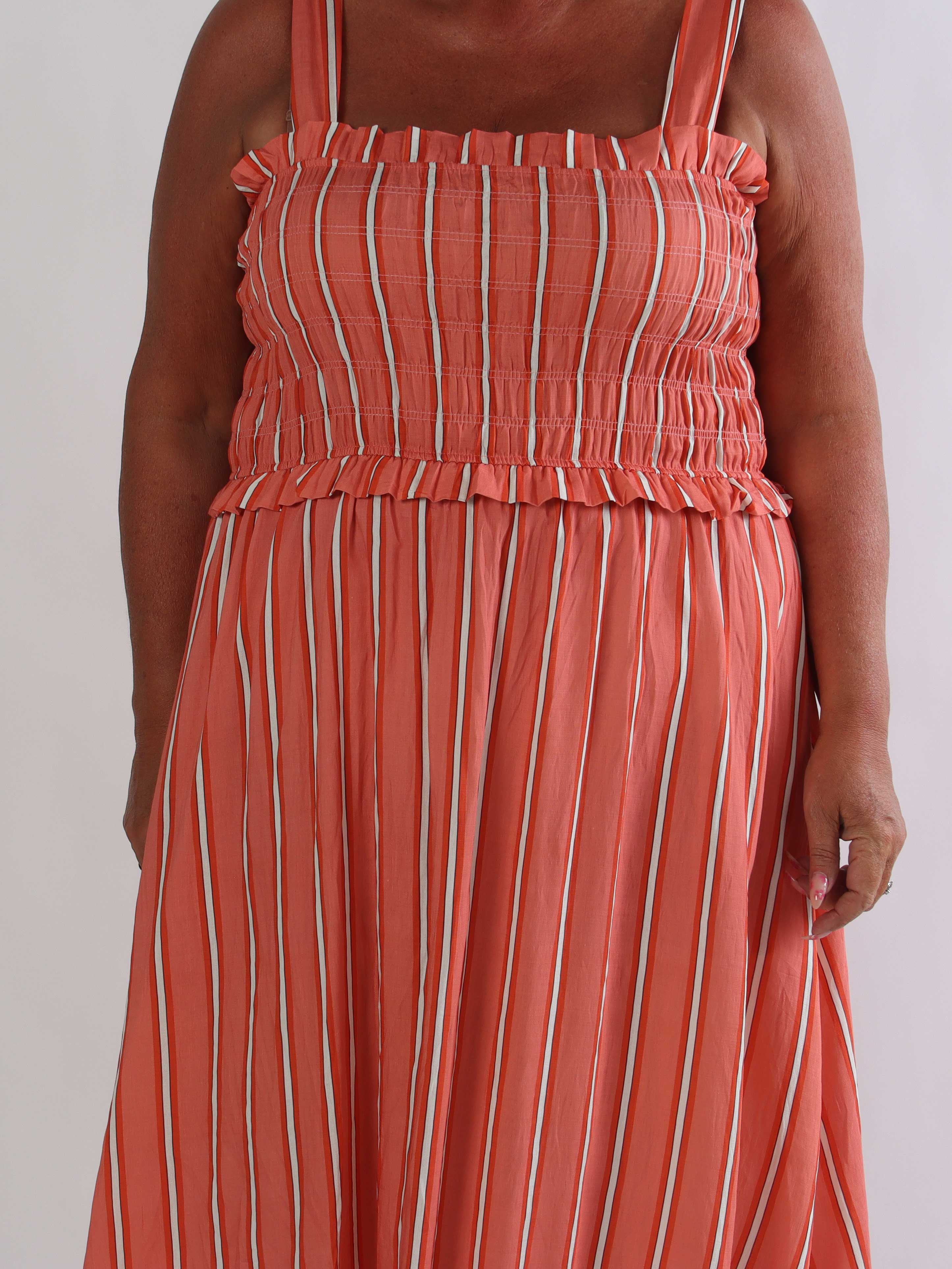 Marisol Stripe - Stribet plus size sommerkjole i viskose med smock henover brystet