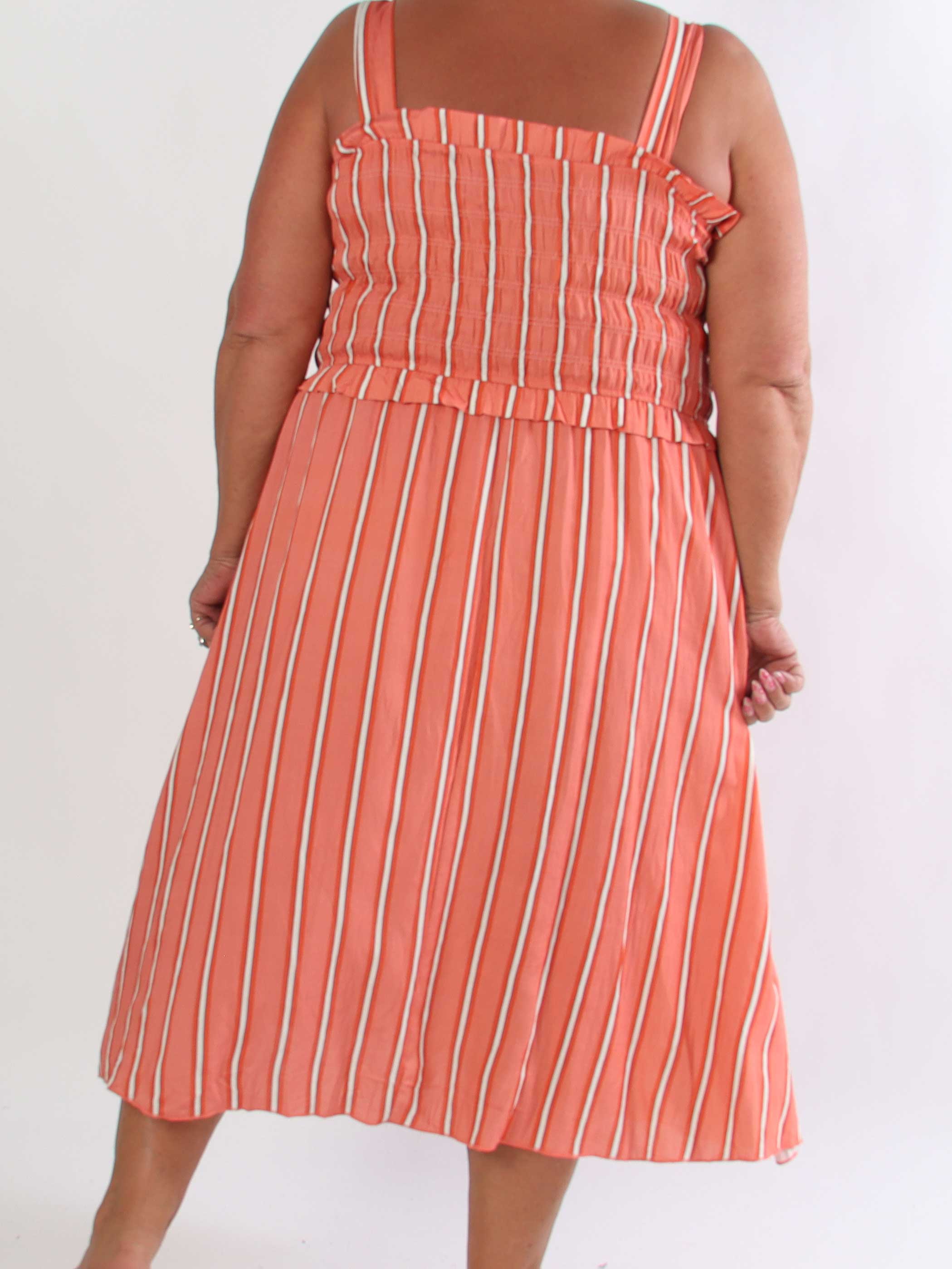 Marisol Stripe - Stribet plus size sommerkjole i viskose med smock henover brystet