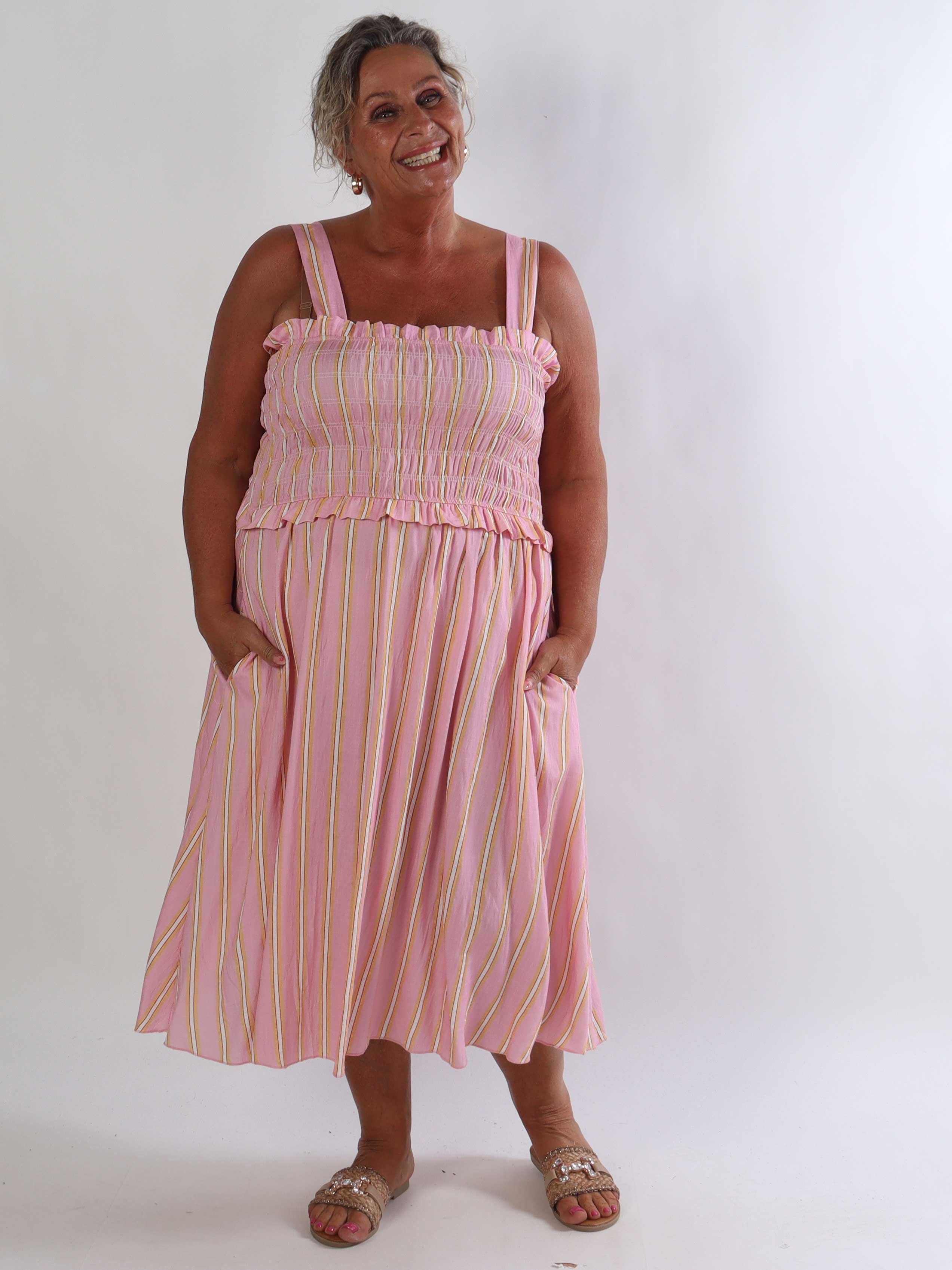 Marisol Stripe - Stribet plus size sommerkjole i viskose med smock henover brystet