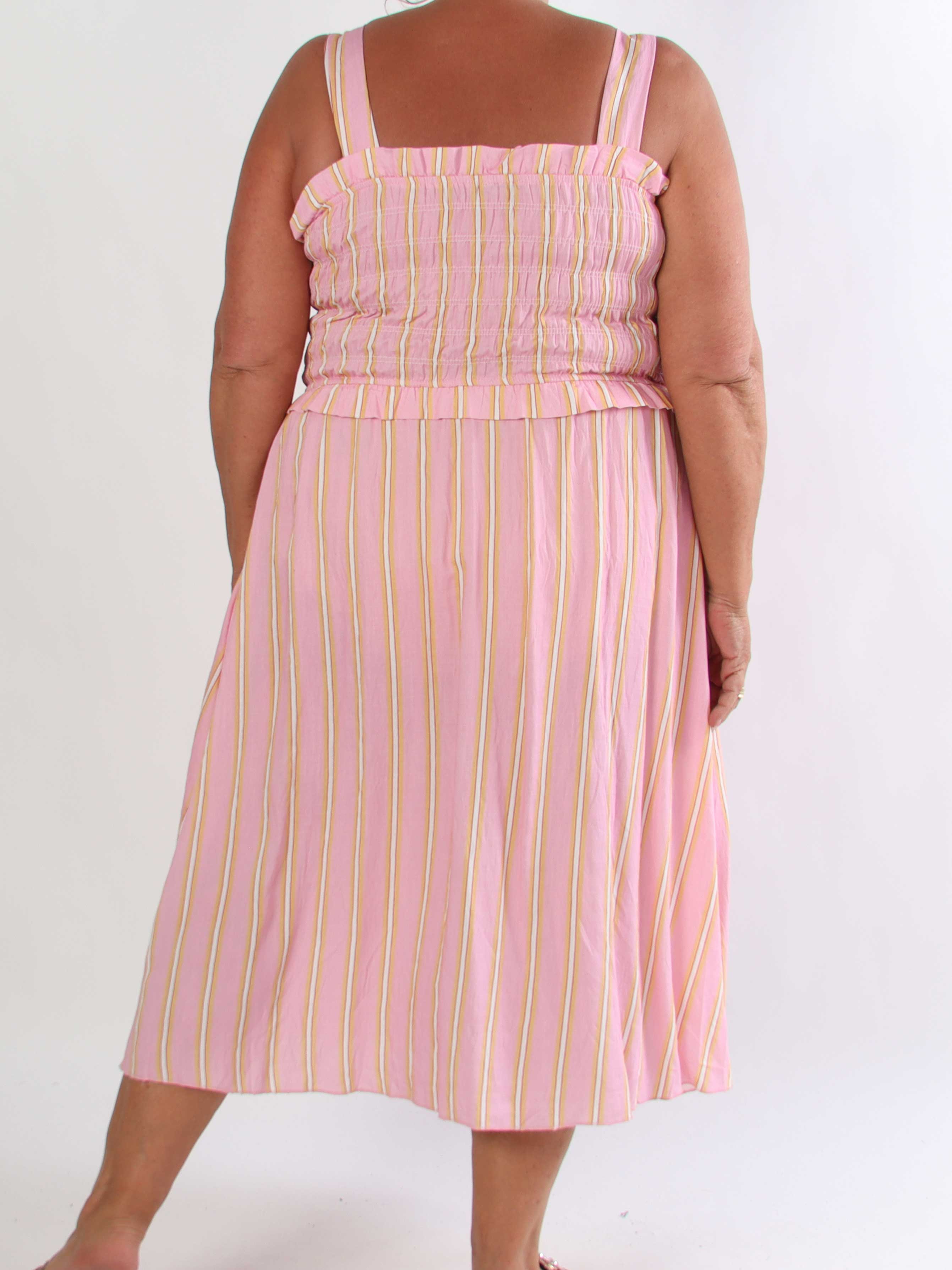 Marisol Stripe - Stribet plus size sommerkjole i viskose med smock henover brystet