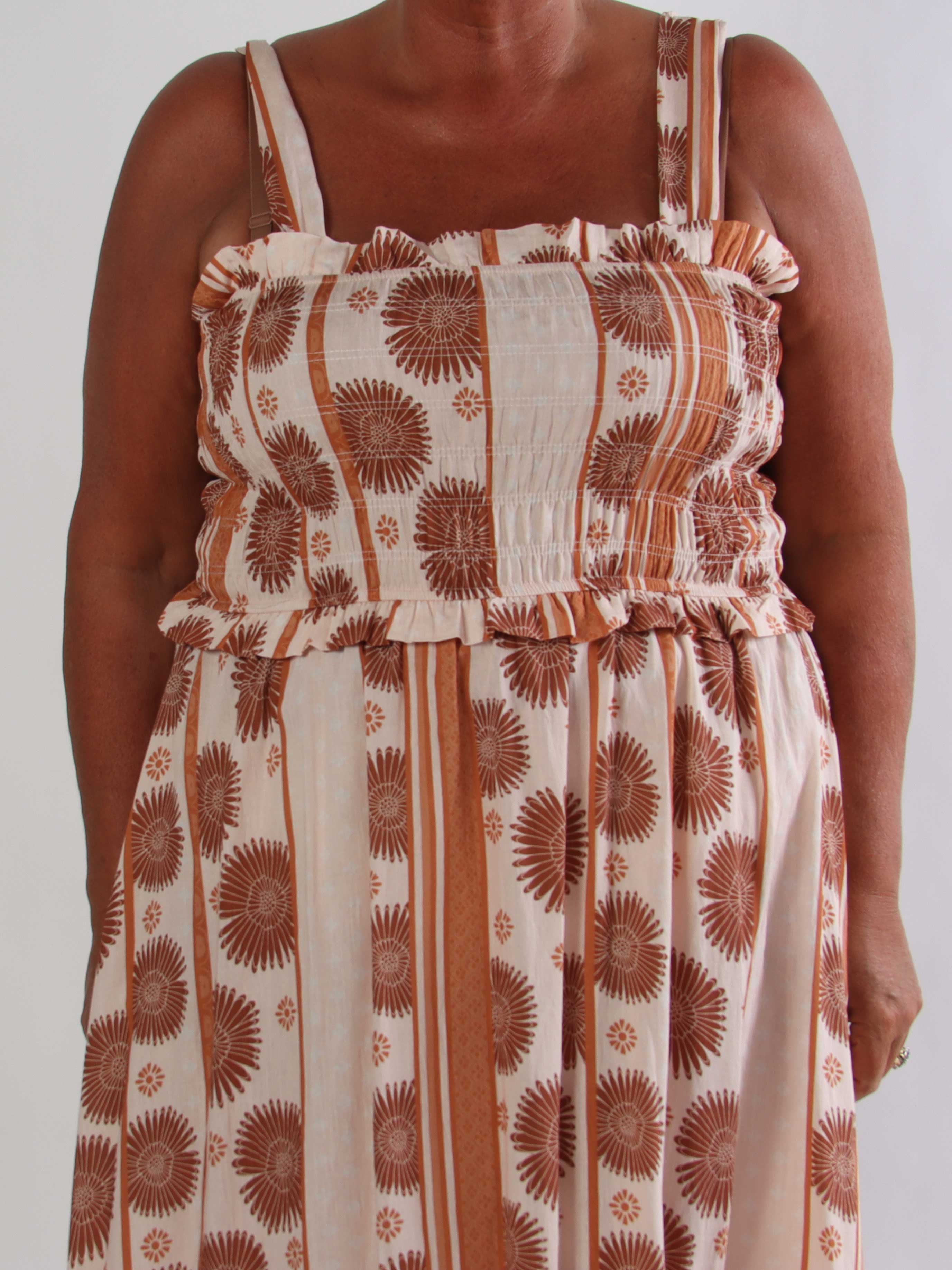 Marisol Sunburst - Blomstret plus size sommerkjole i viskose med smock henover brystet