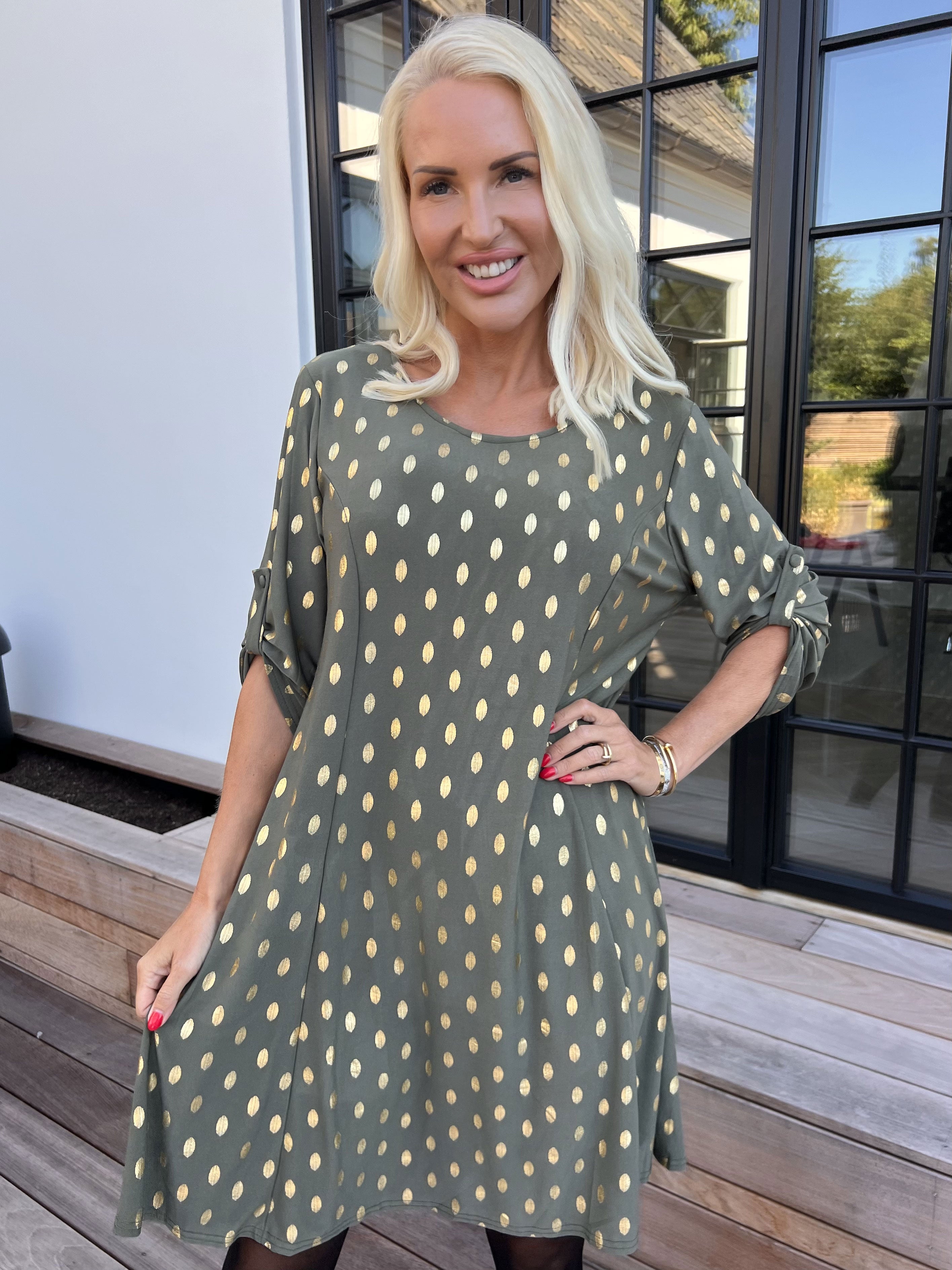 Marlene Gold - Ensfarvet elastisk kjole med a-facon med guld dutter