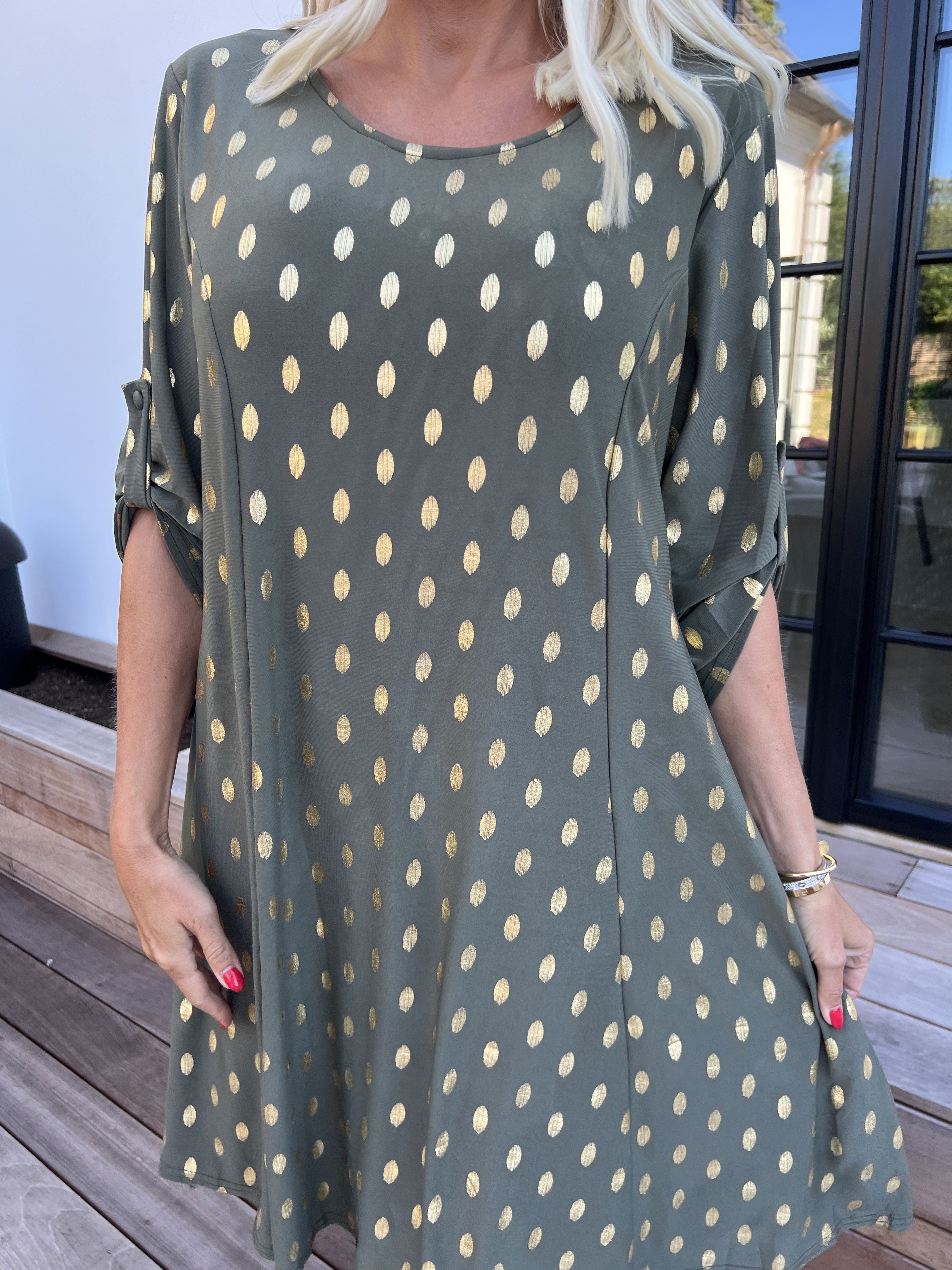 Marlene Gold - Ensfarvet elastisk kjole med a-facon med guld dutter