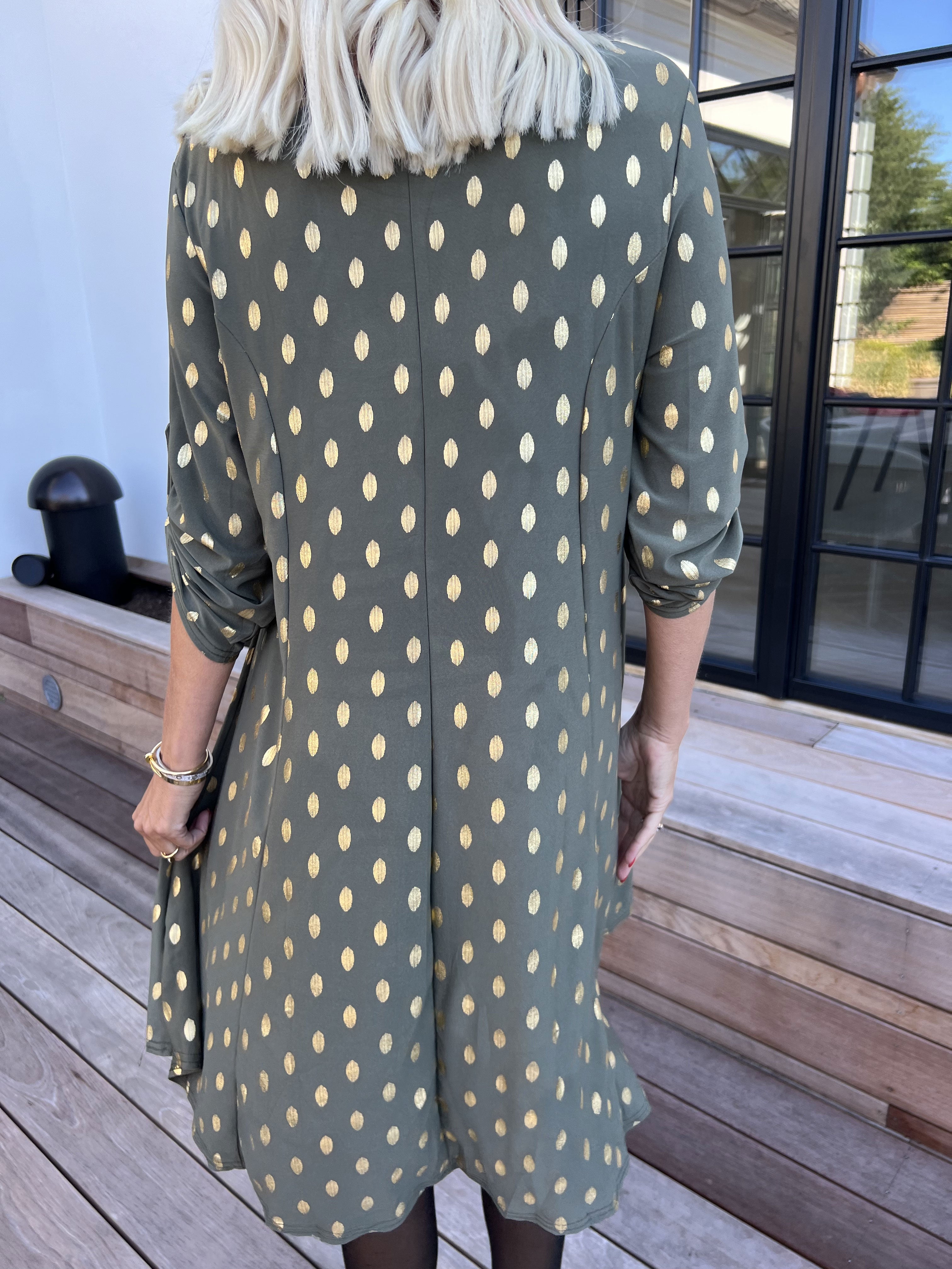 Marlene Gold - Ensfarvet elastisk kjole med a-facon med guld dutter