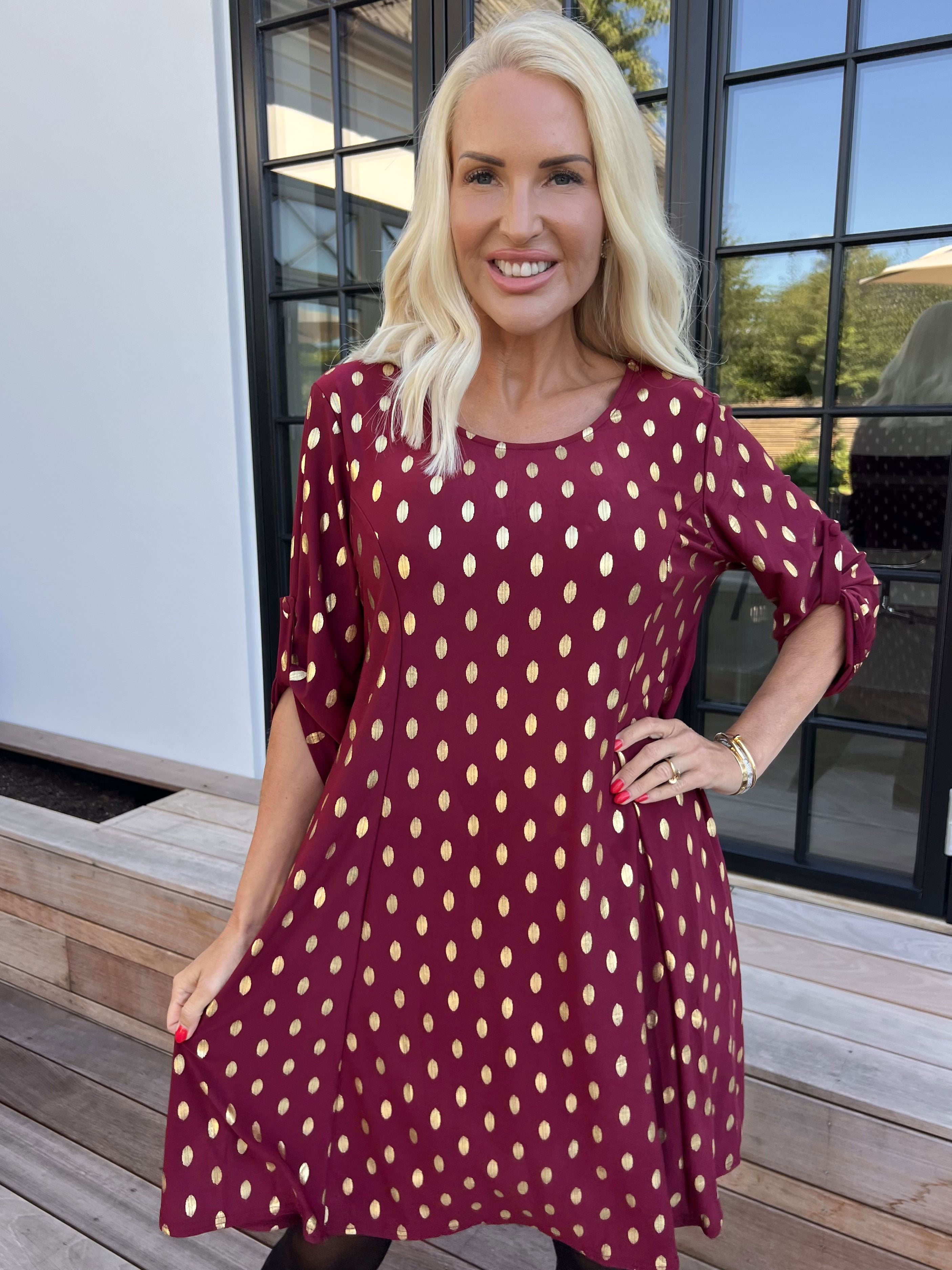 Marlene Gold - Ensfarvet elastisk kjole med a-facon med guld dutter