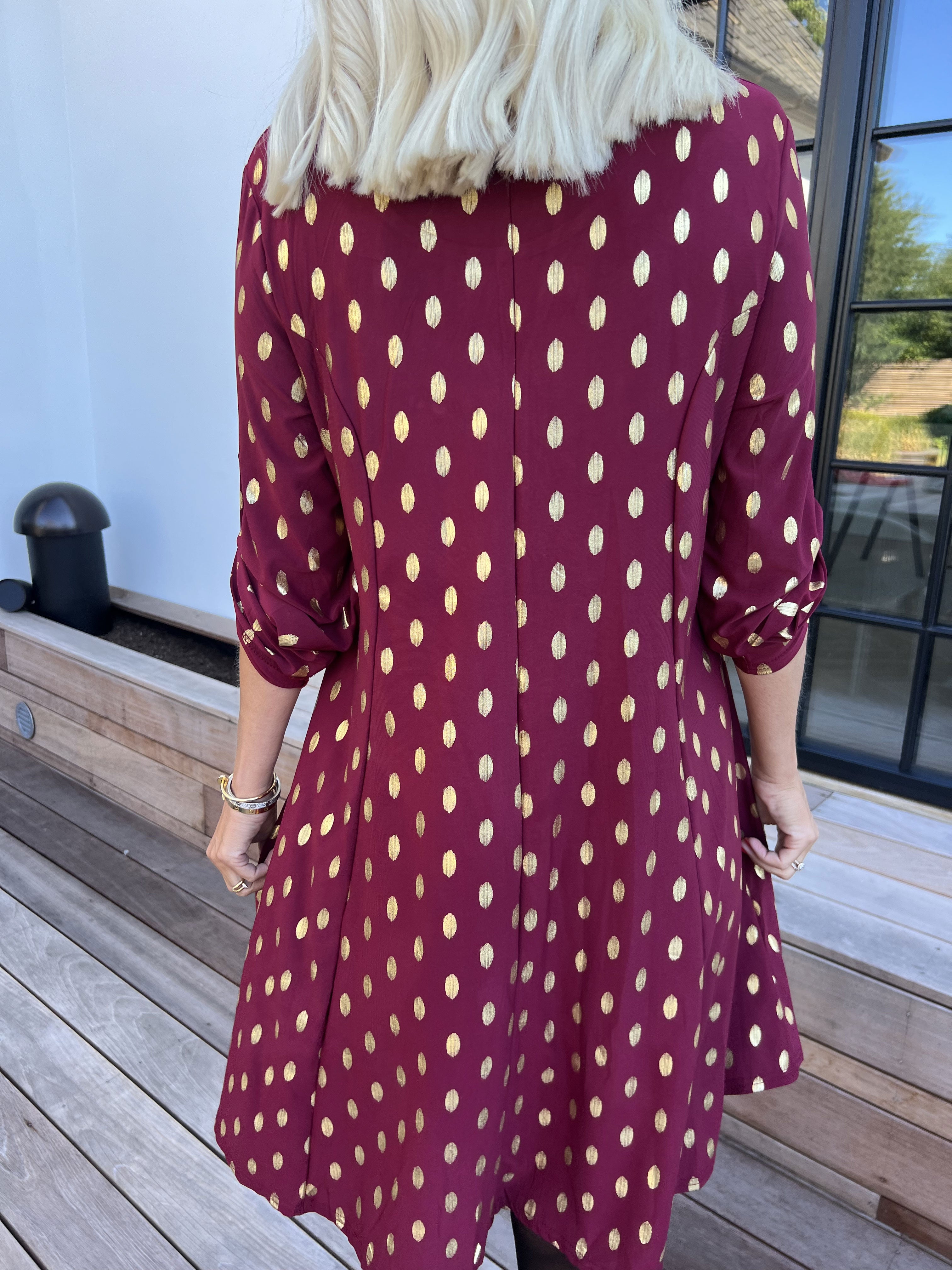 Marlene Gold - Ensfarvet elastisk kjole med a-facon med guld dutter