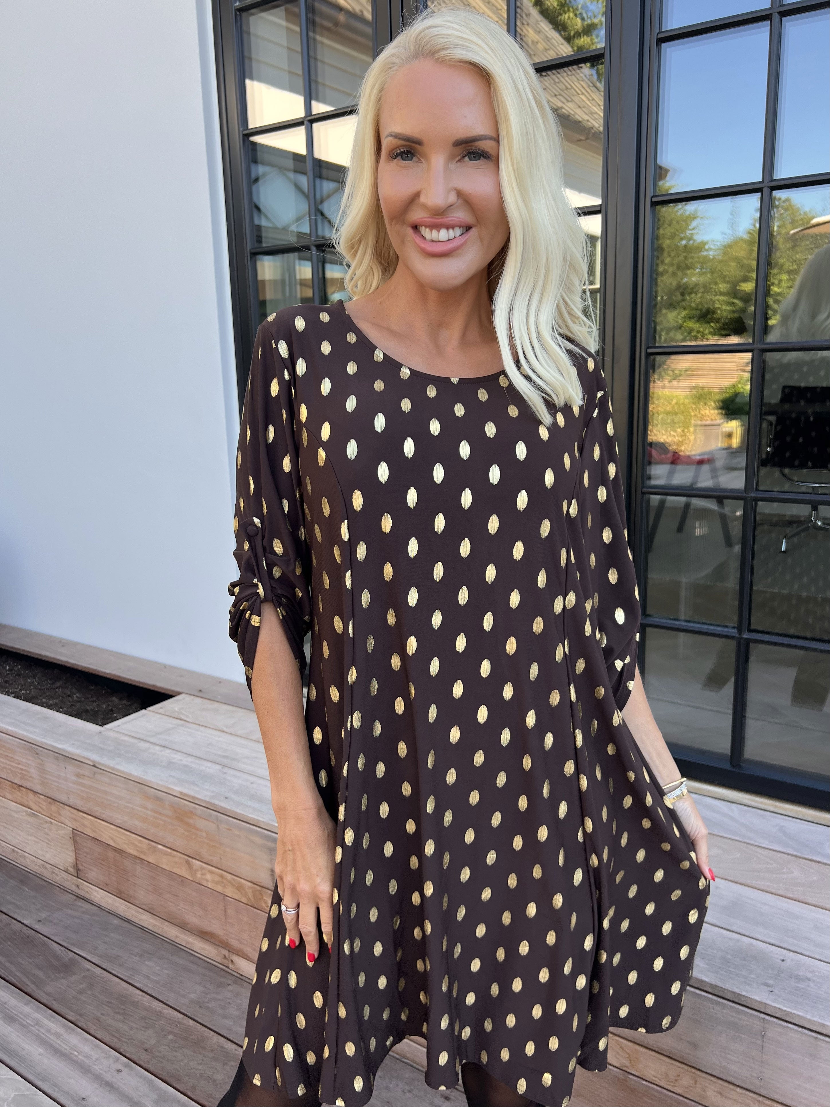 Marlene Gold - Ensfarvet elastisk kjole med a-facon med guld dutter