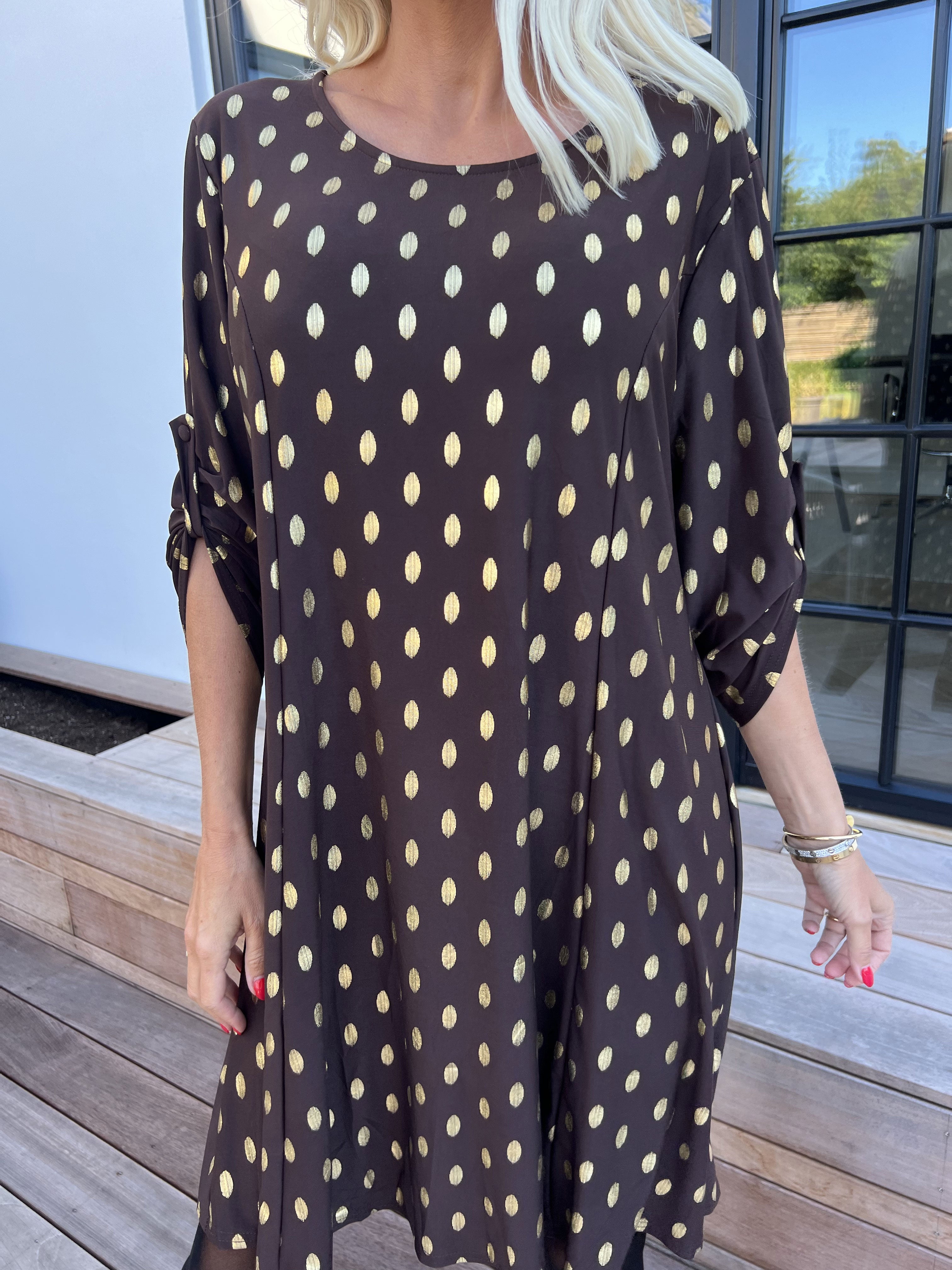 Marlene Gold - Ensfarvet elastisk kjole med a-facon med guld dutter