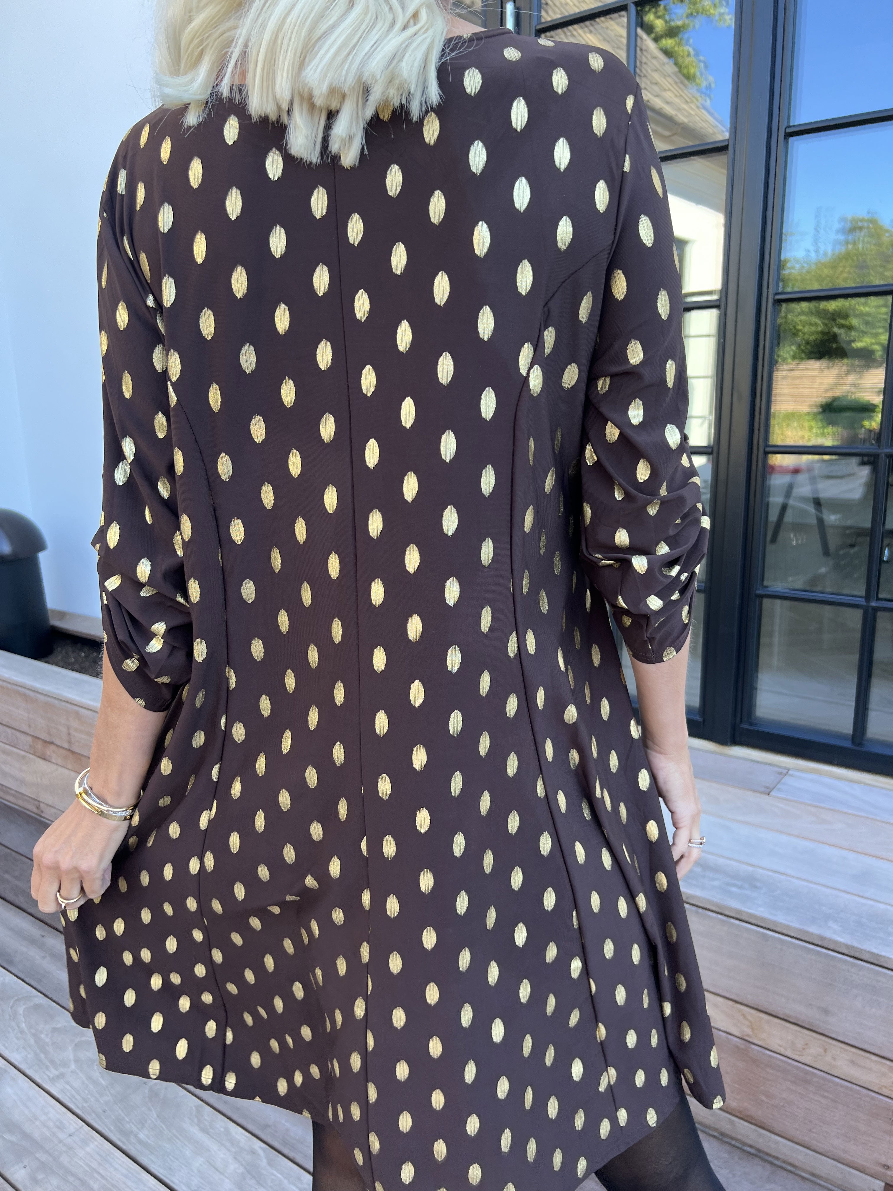 Marlene Gold - Ensfarvet elastisk kjole med a-facon med guld dutter