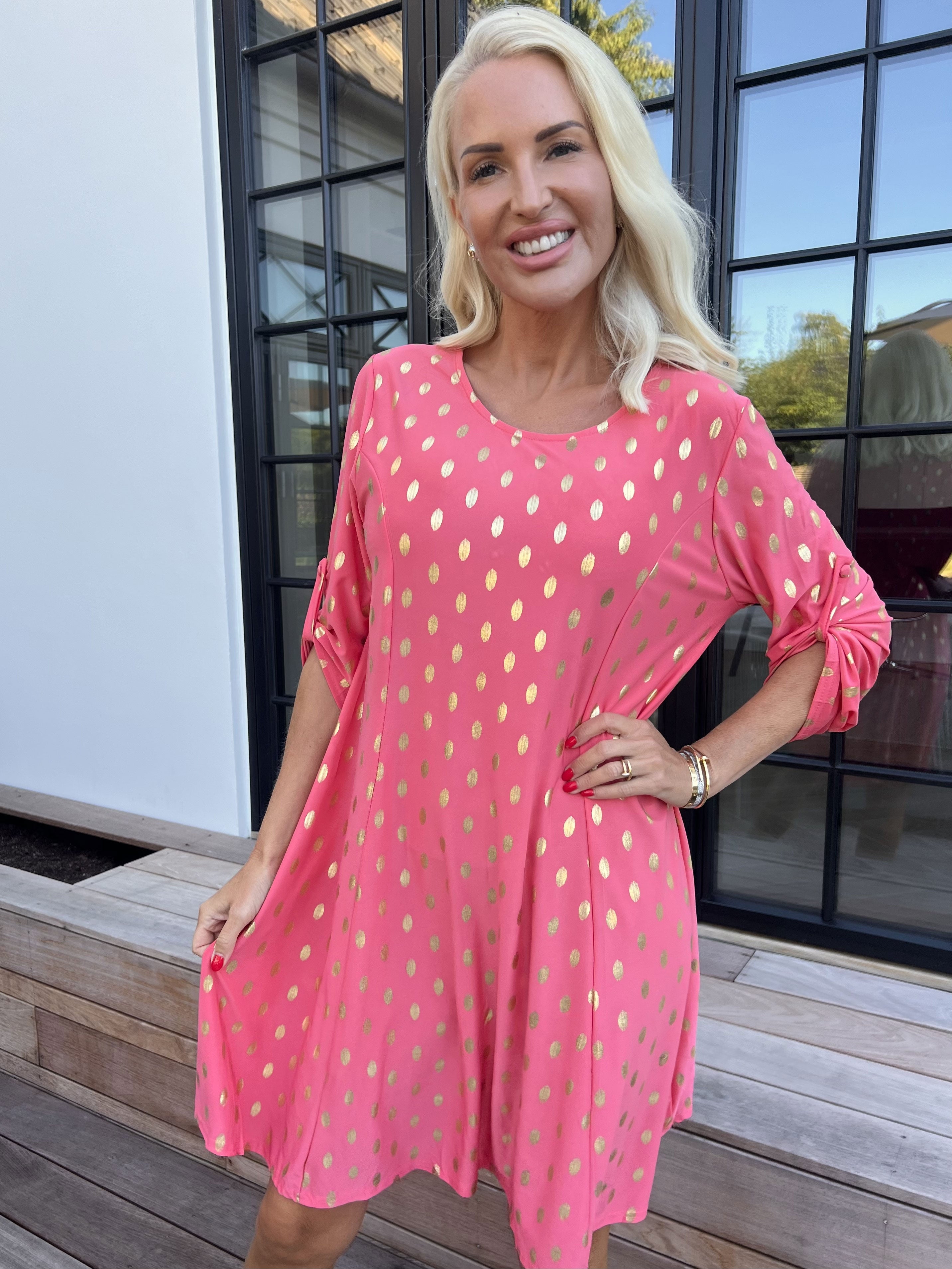 Marlene Gold - Ensfarvet elastisk kjole med a-facon med guld dutter