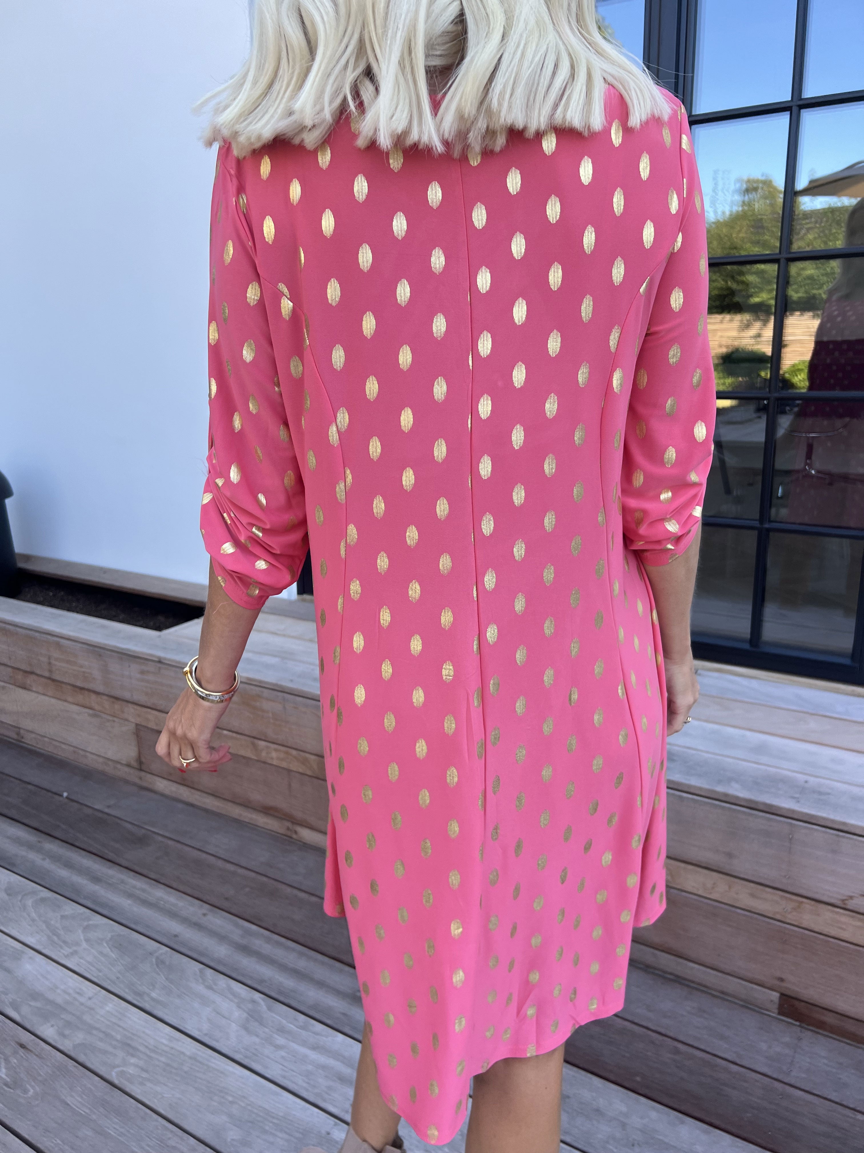 Marlene Gold - Ensfarvet elastisk kjole med a-facon med guld dutter