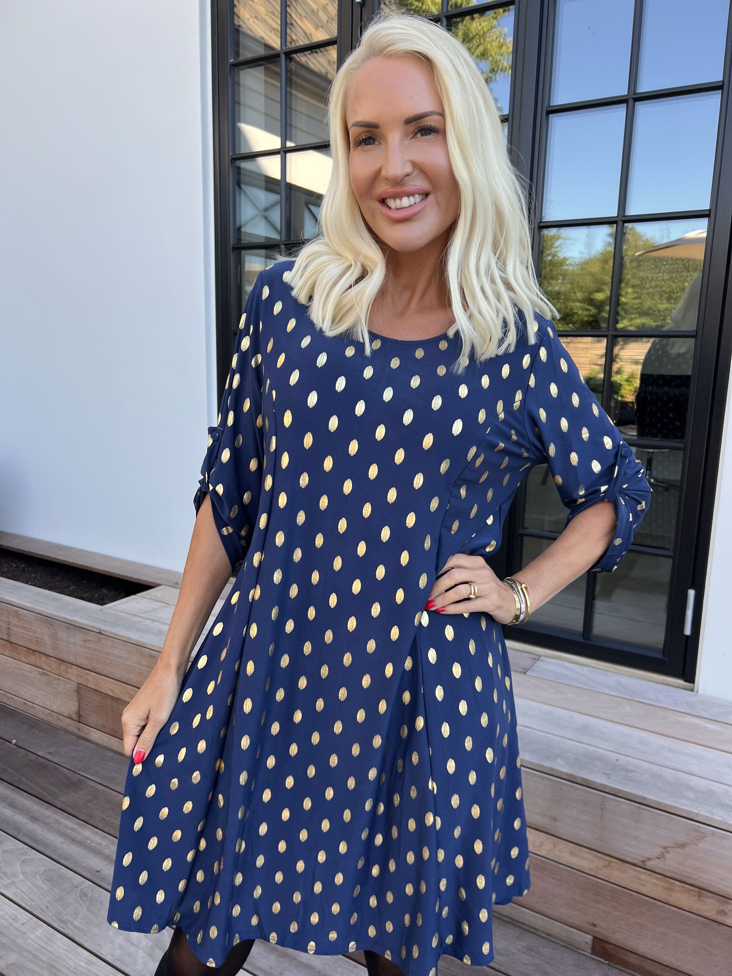 Marlene Gold - Ensfarvet elastisk kjole med a-facon med guld dutter