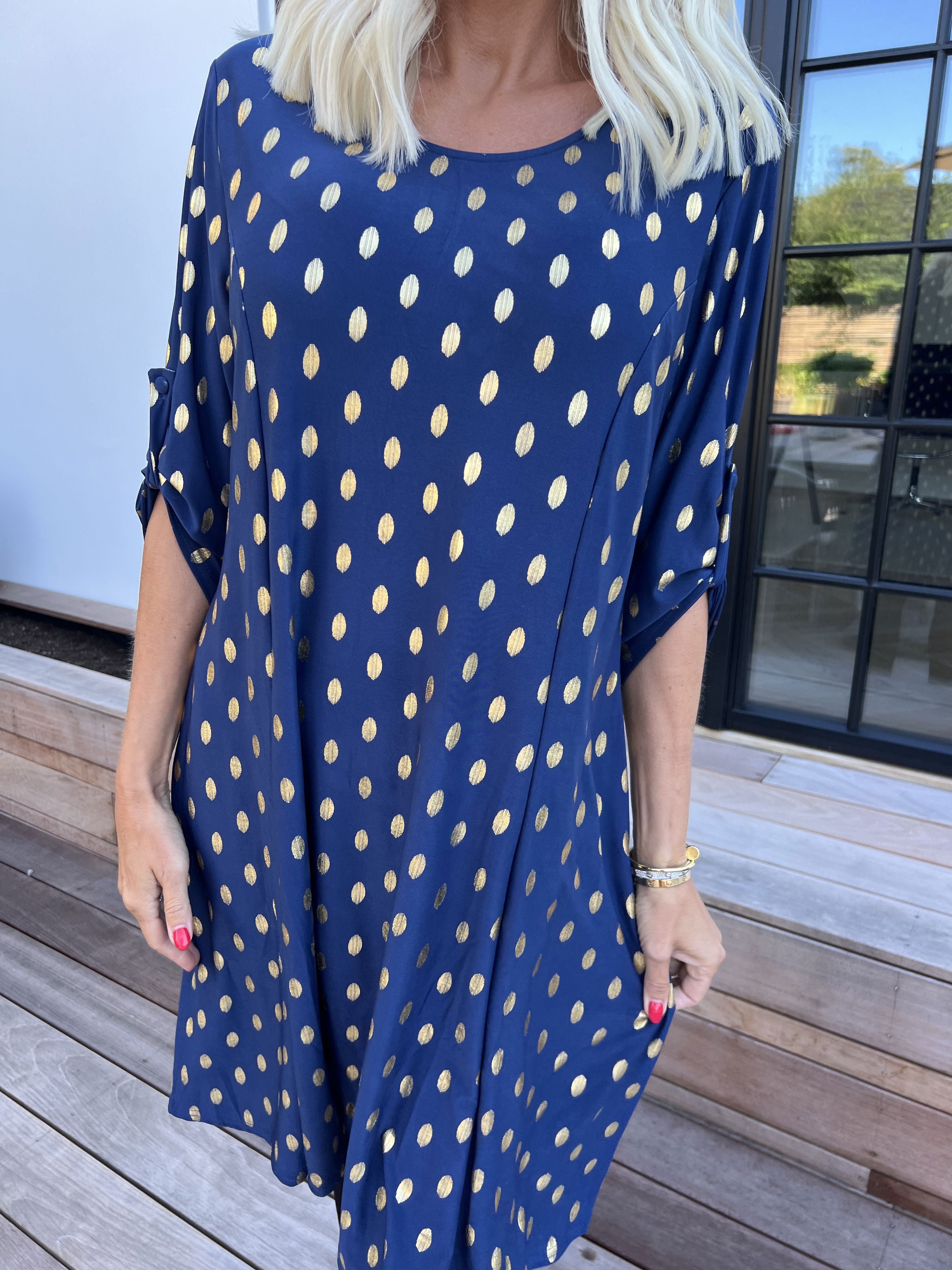 Marlene Gold - Ensfarvet elastisk kjole med a-facon med guld dutter