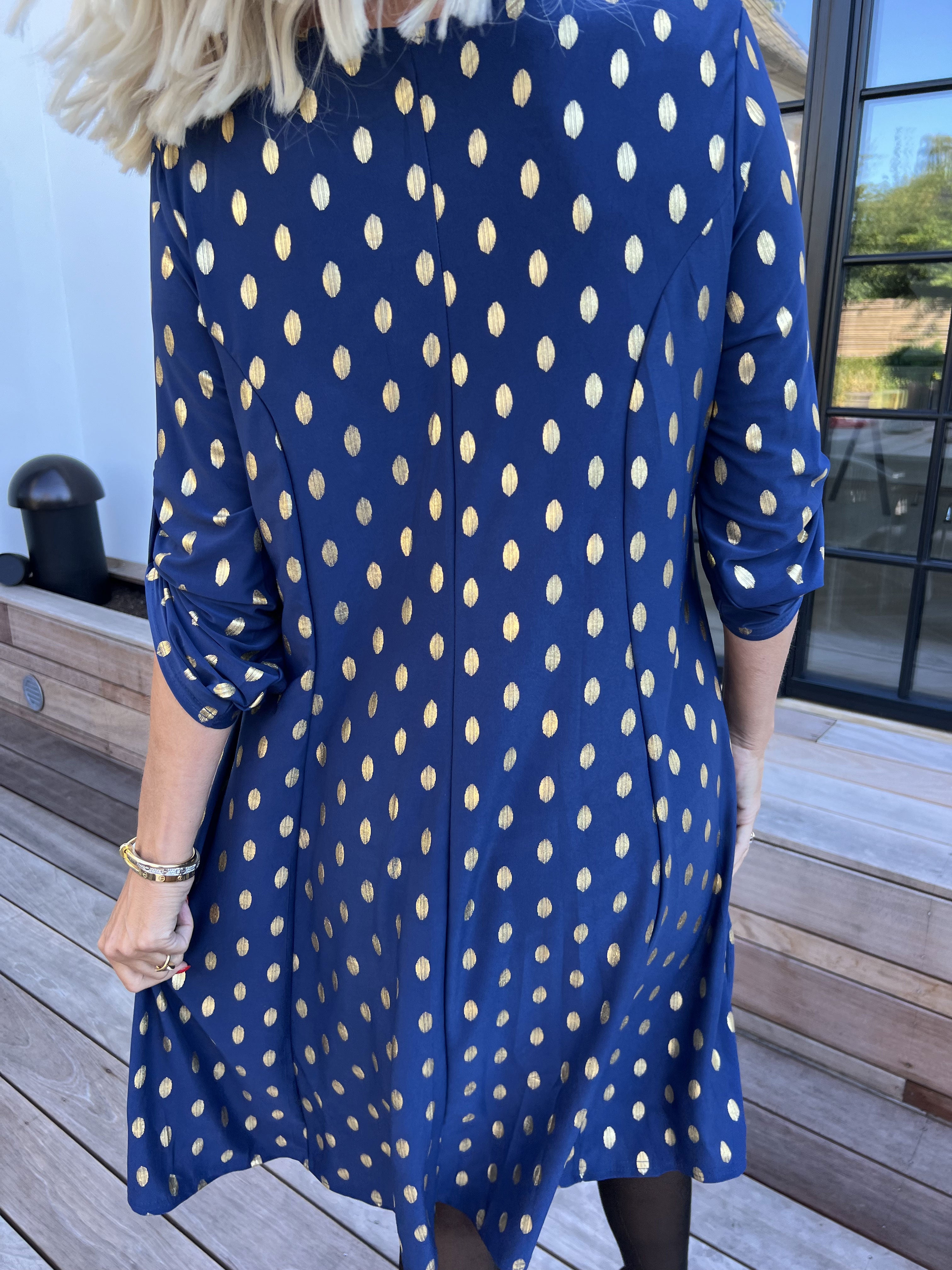 Marlene Gold - Ensfarvet elastisk kjole med a-facon med guld dutter