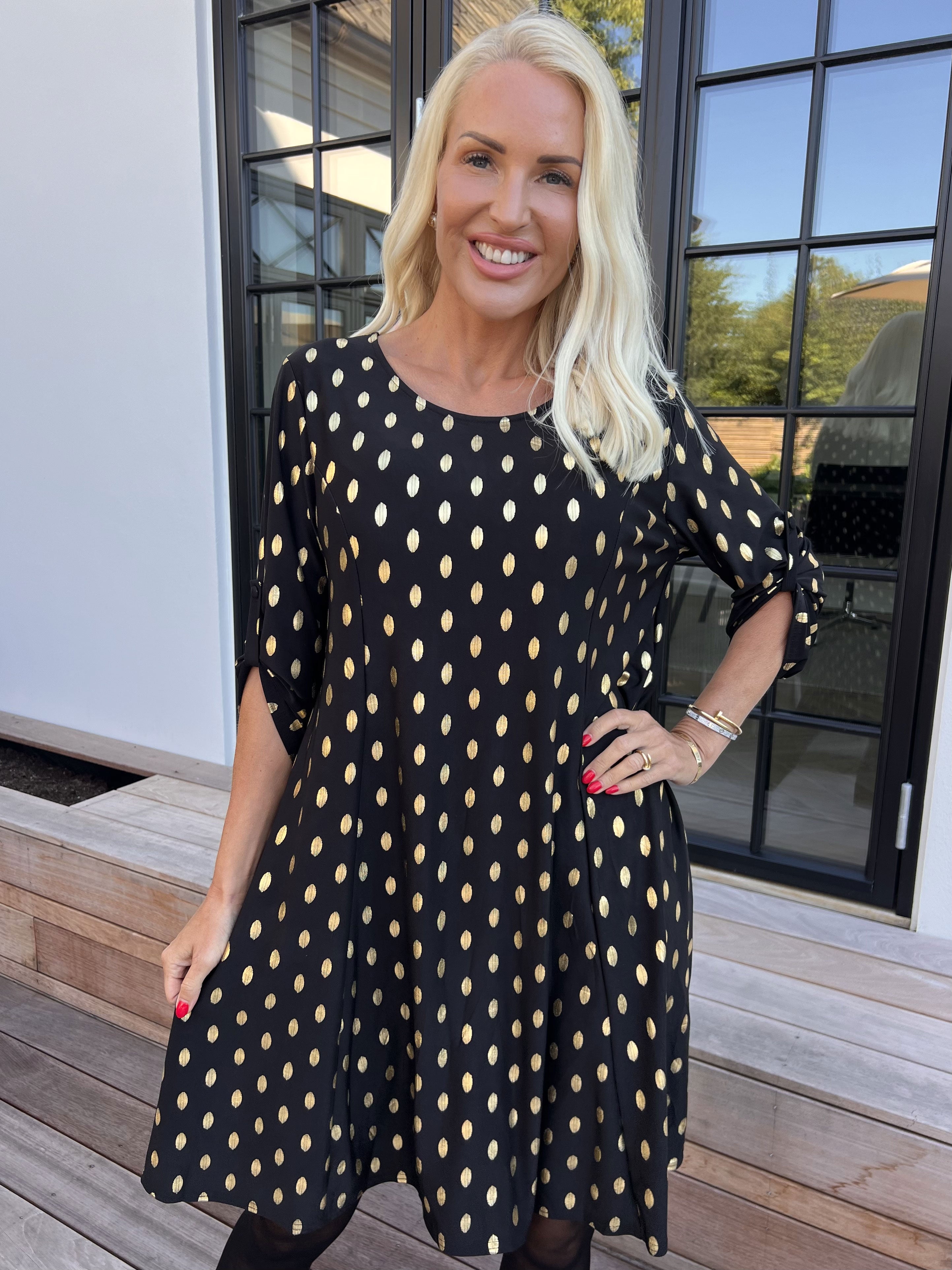 Marlene Gold - Ensfarvet elastisk kjole med a-facon med guld dutter