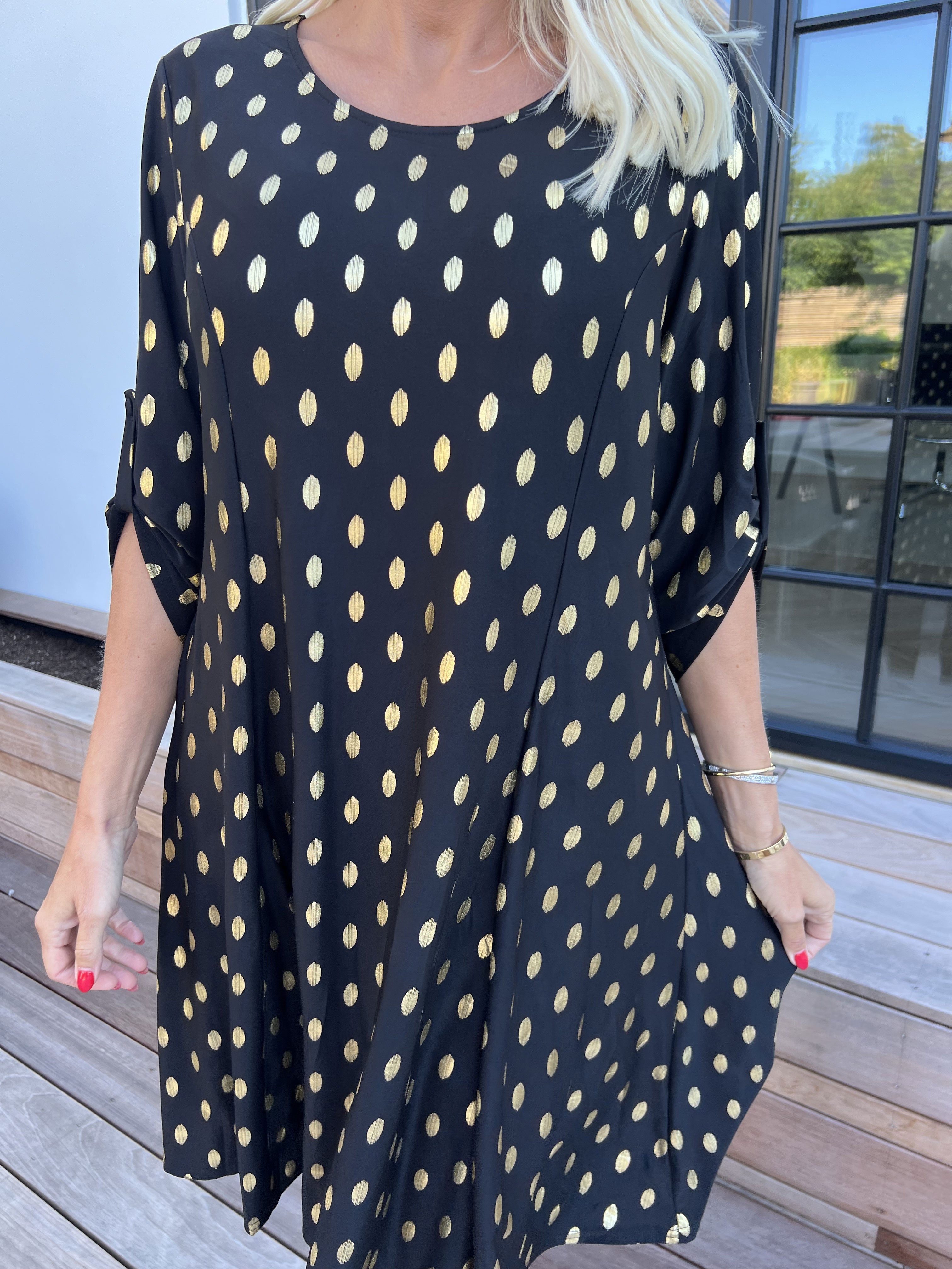 Marlene Gold - Ensfarvet elastisk kjole med a-facon med guld dutter