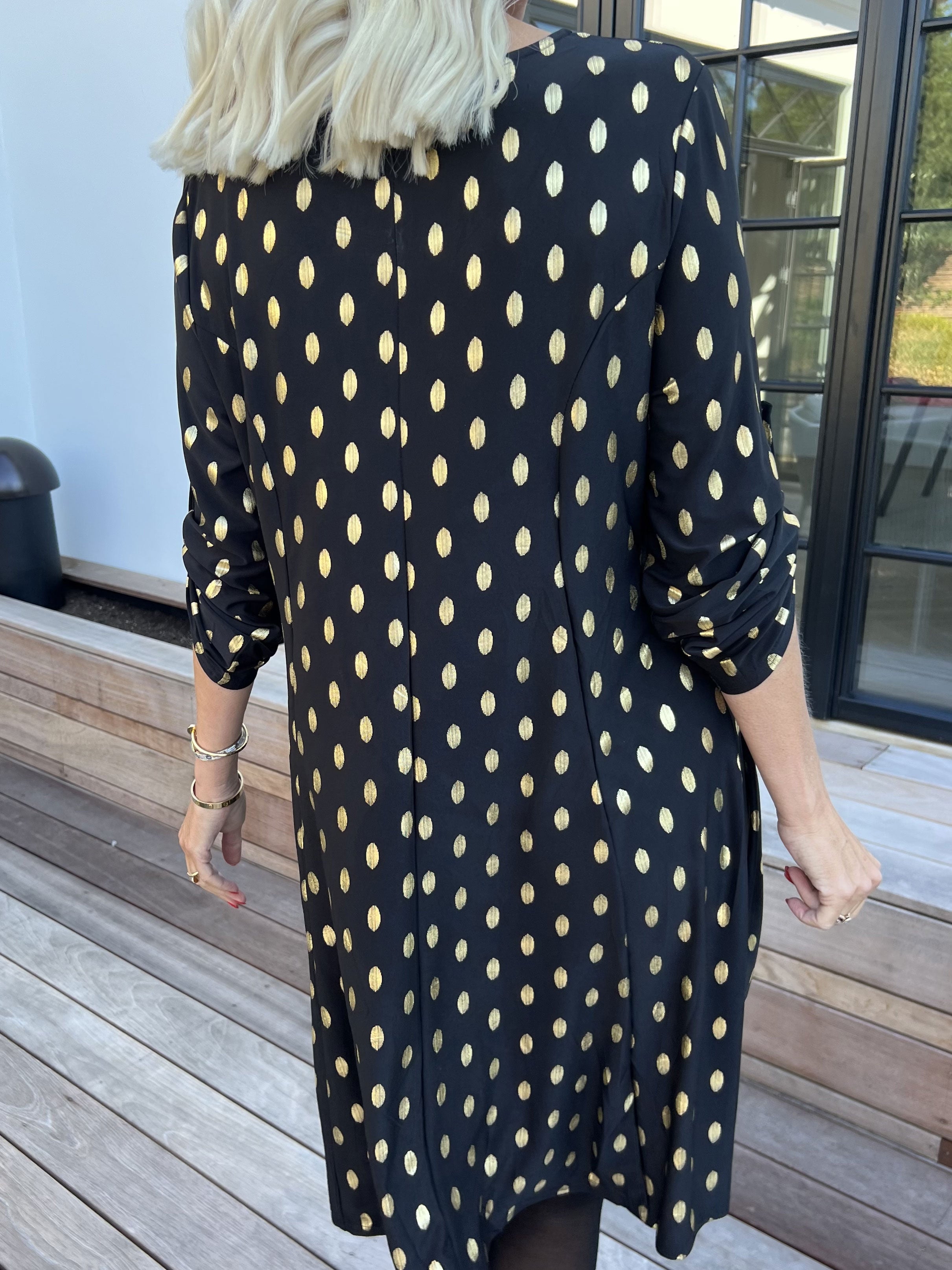 Marlene Gold - Ensfarvet elastisk kjole med a-facon med guld dutter