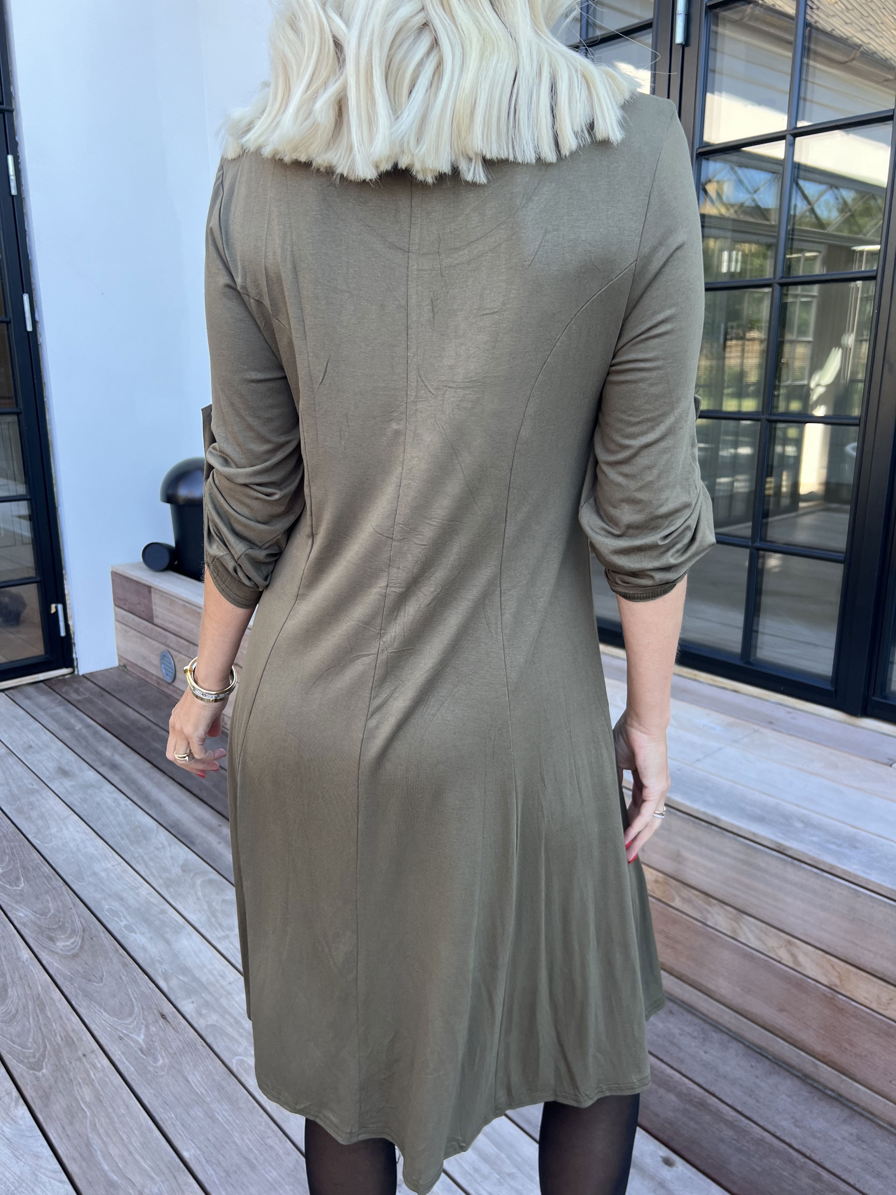 Marlene Plain - Ensfarvet kjole i viskose med a-facon