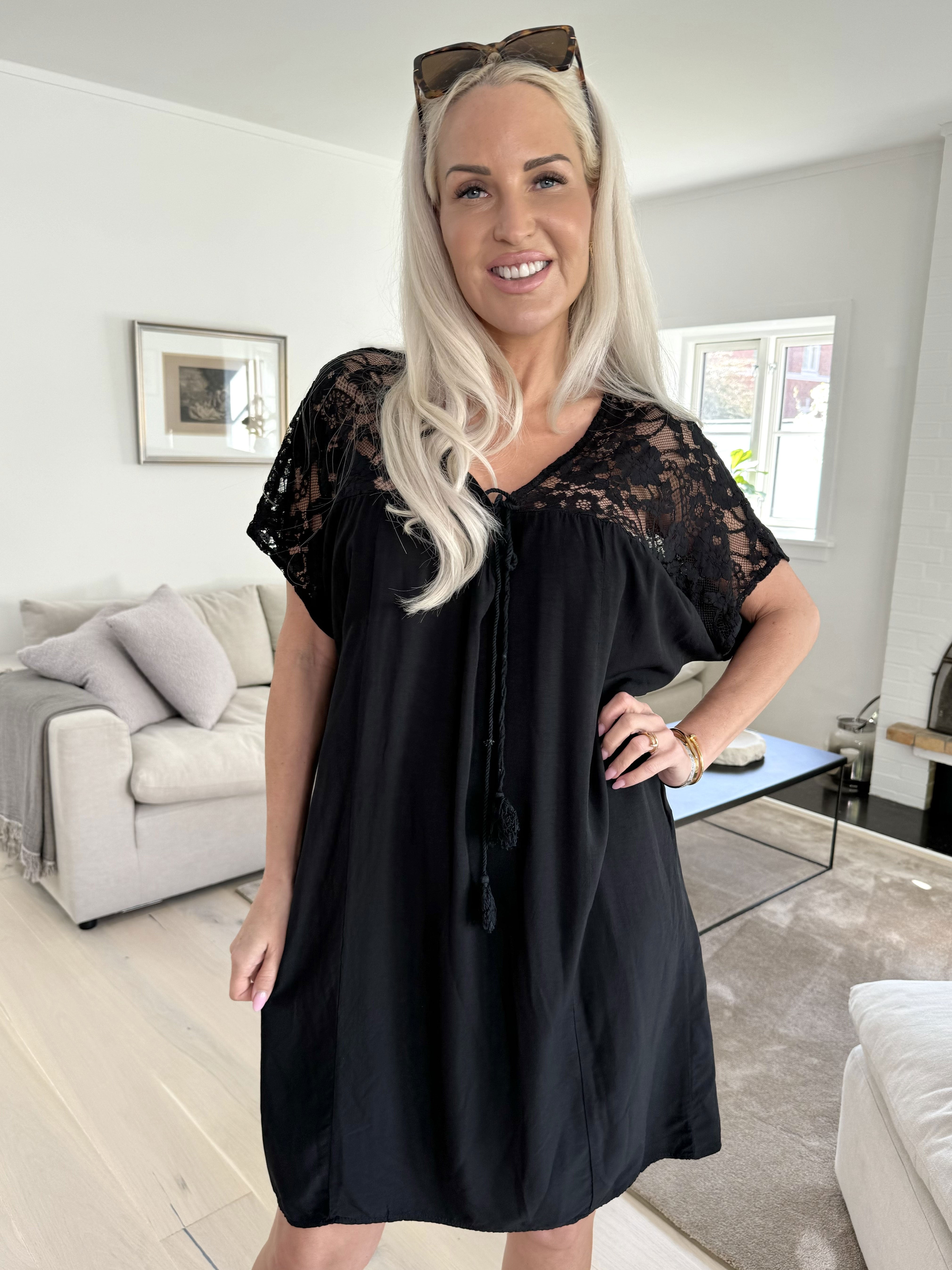 Martina - Sød kjole i viskose med blonde i toppen