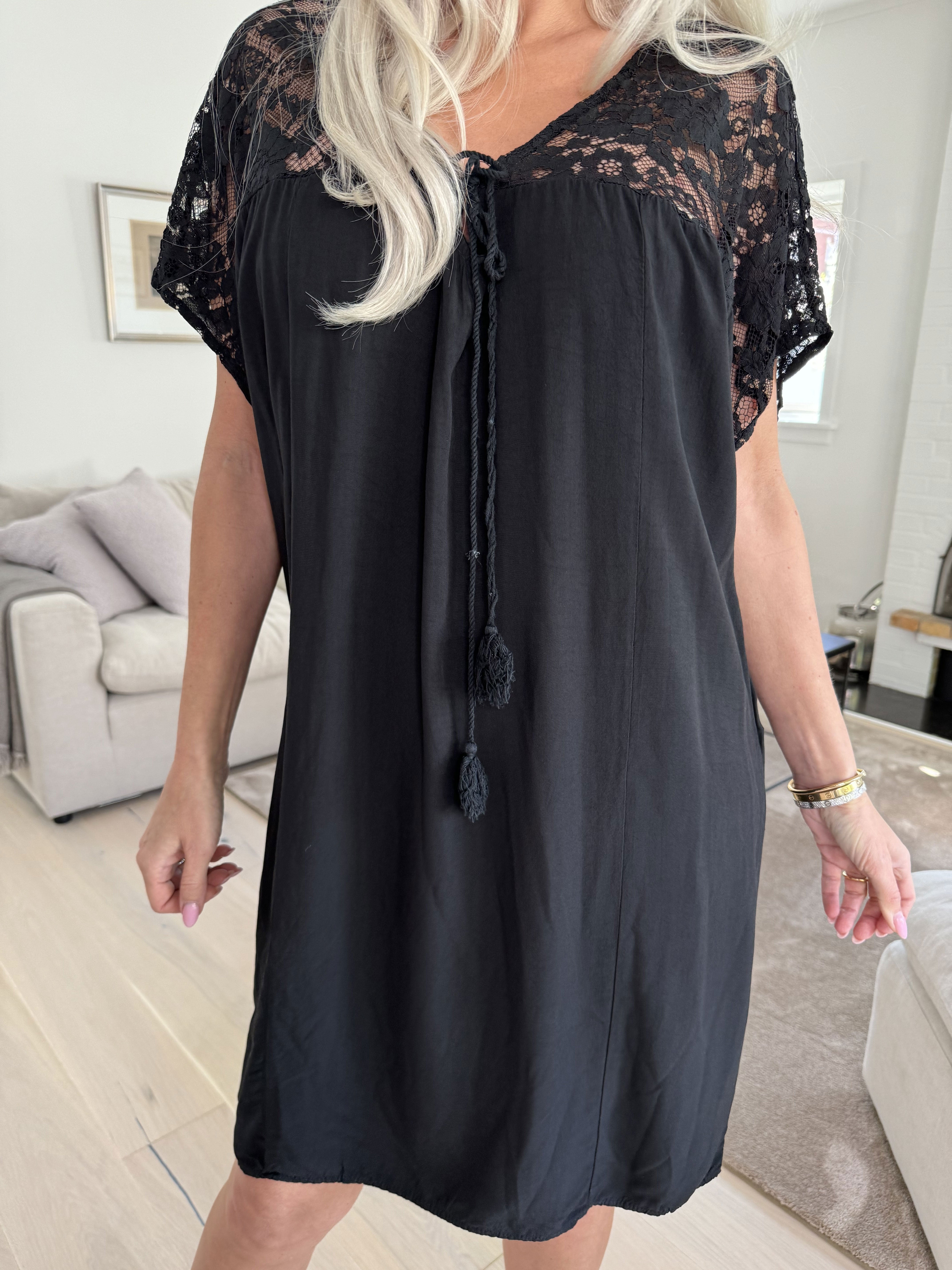 Martina - Sød kjole i viskose med blonde i toppen