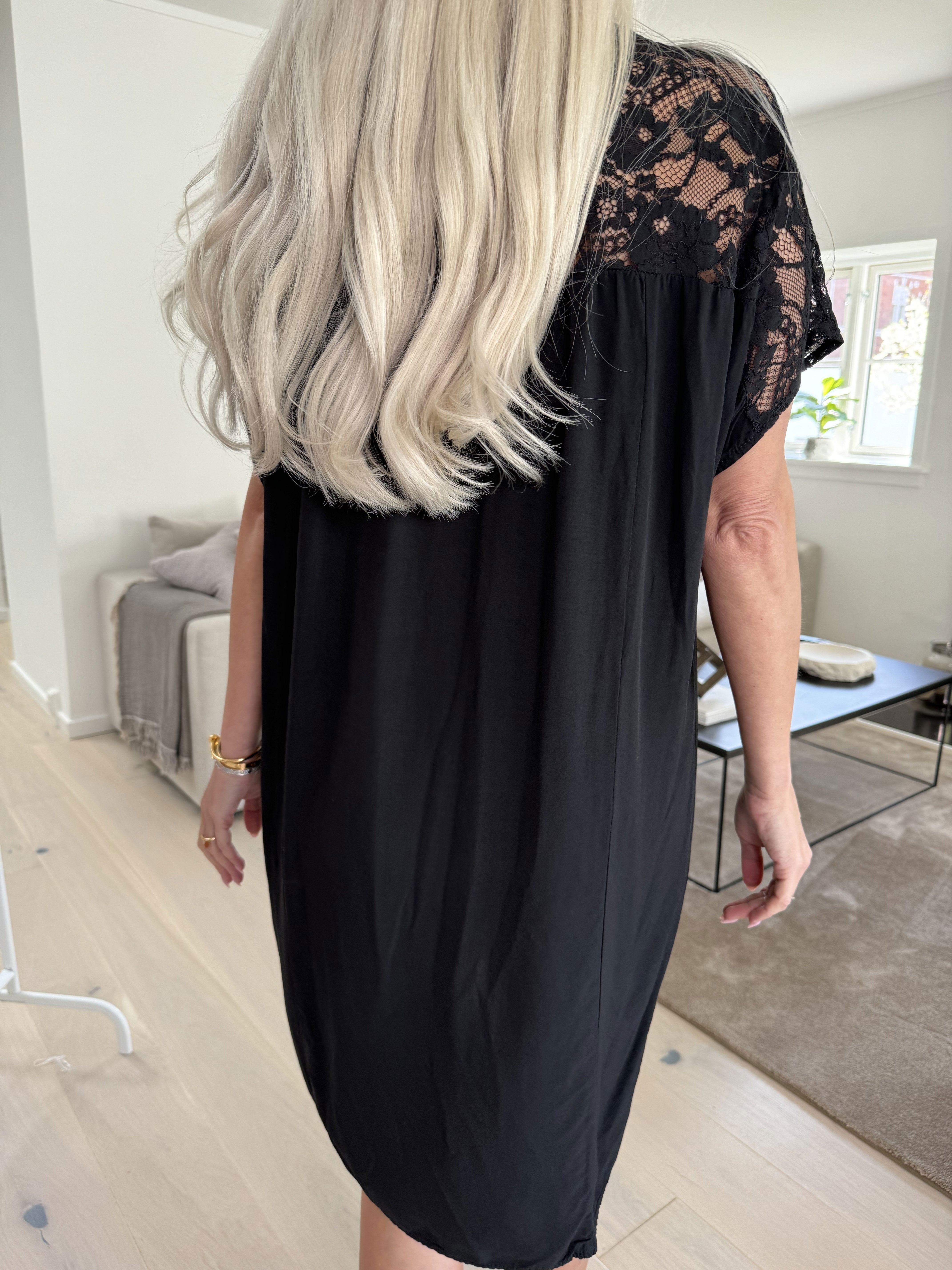 Martina - Sød kjole i viskose med blonde i toppen