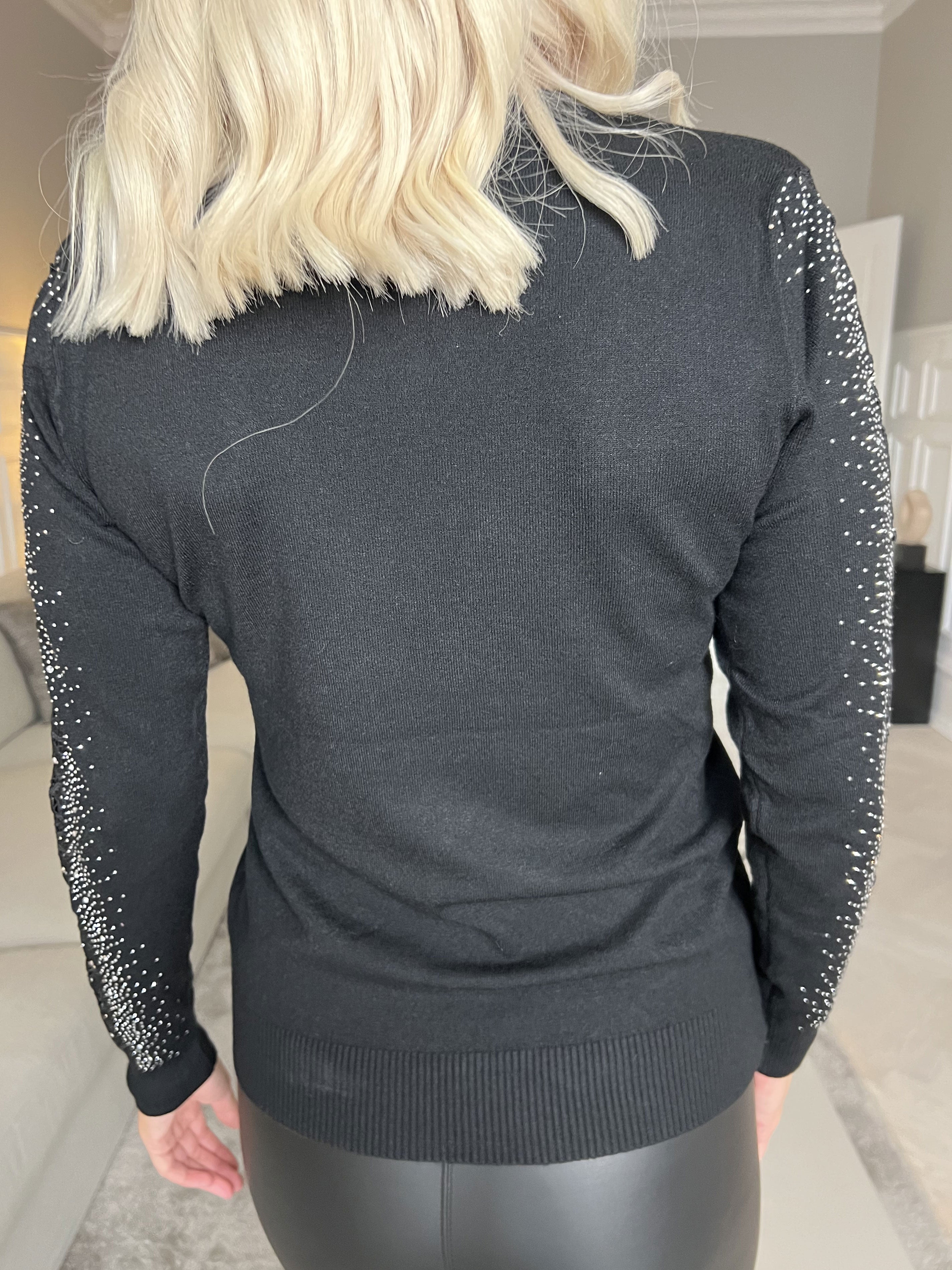 Martine - Blød bluse med broderet detaljer og similisten på ærmerne