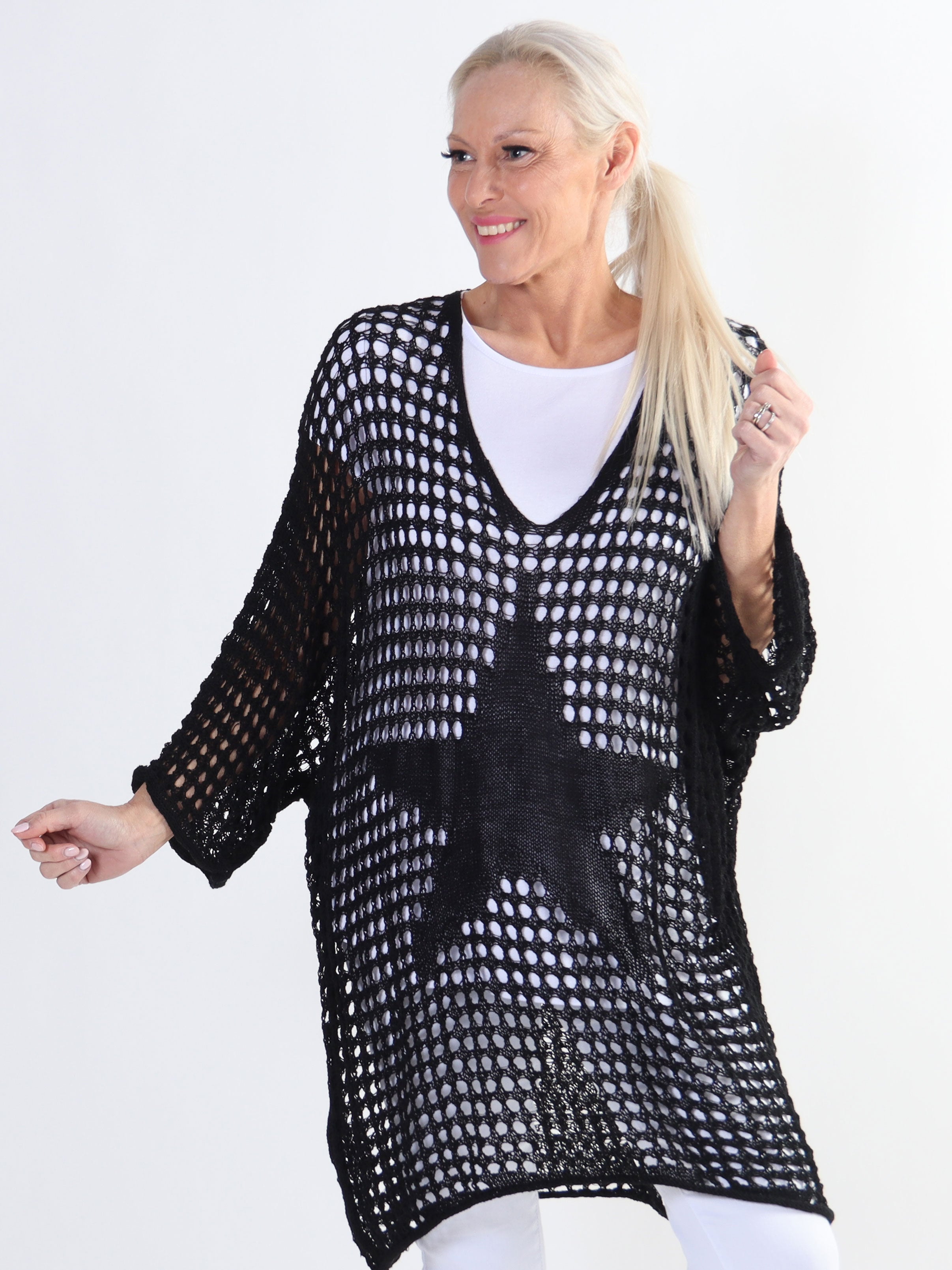 Maya - Sød plus size strik med hulmønster og flagermusærmer