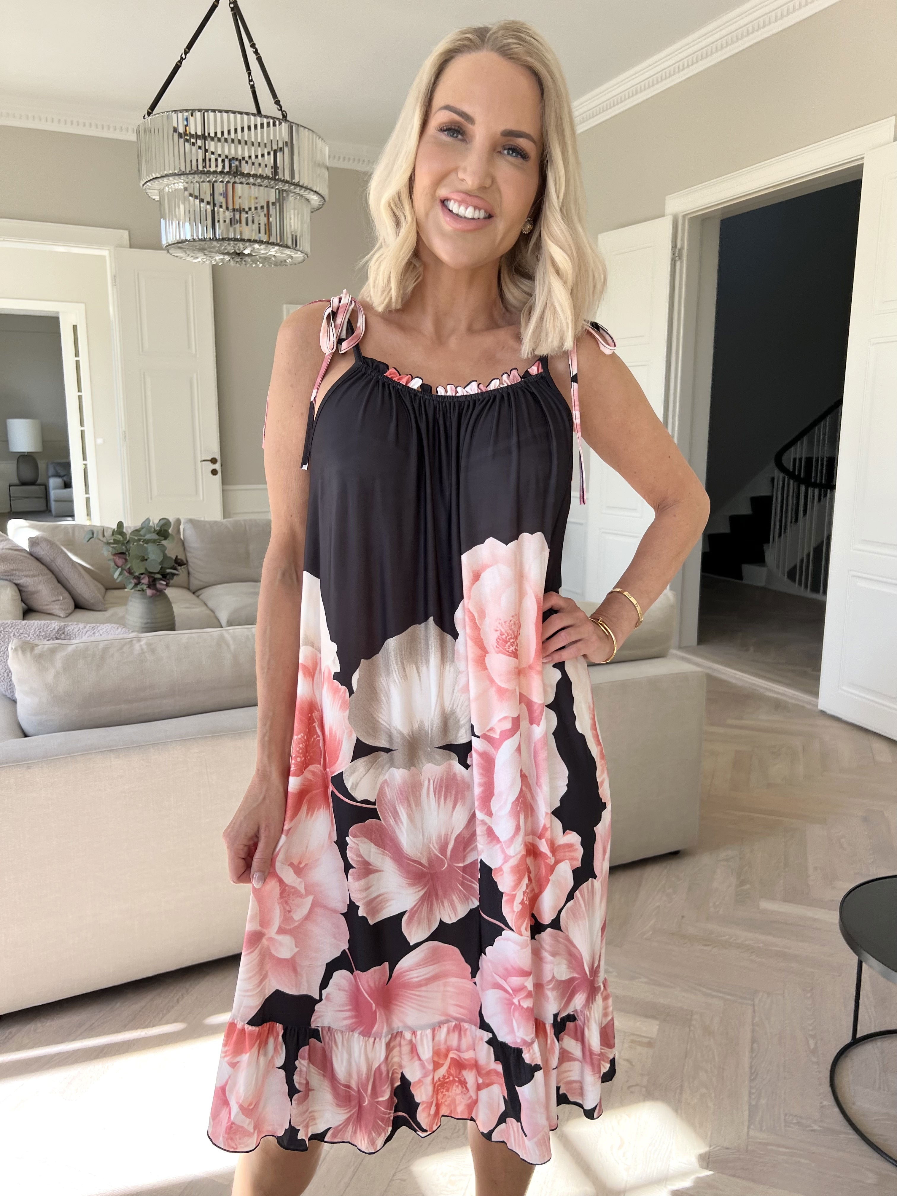 Maya Short - Elastisk strop sommerkjole med blomsterprint