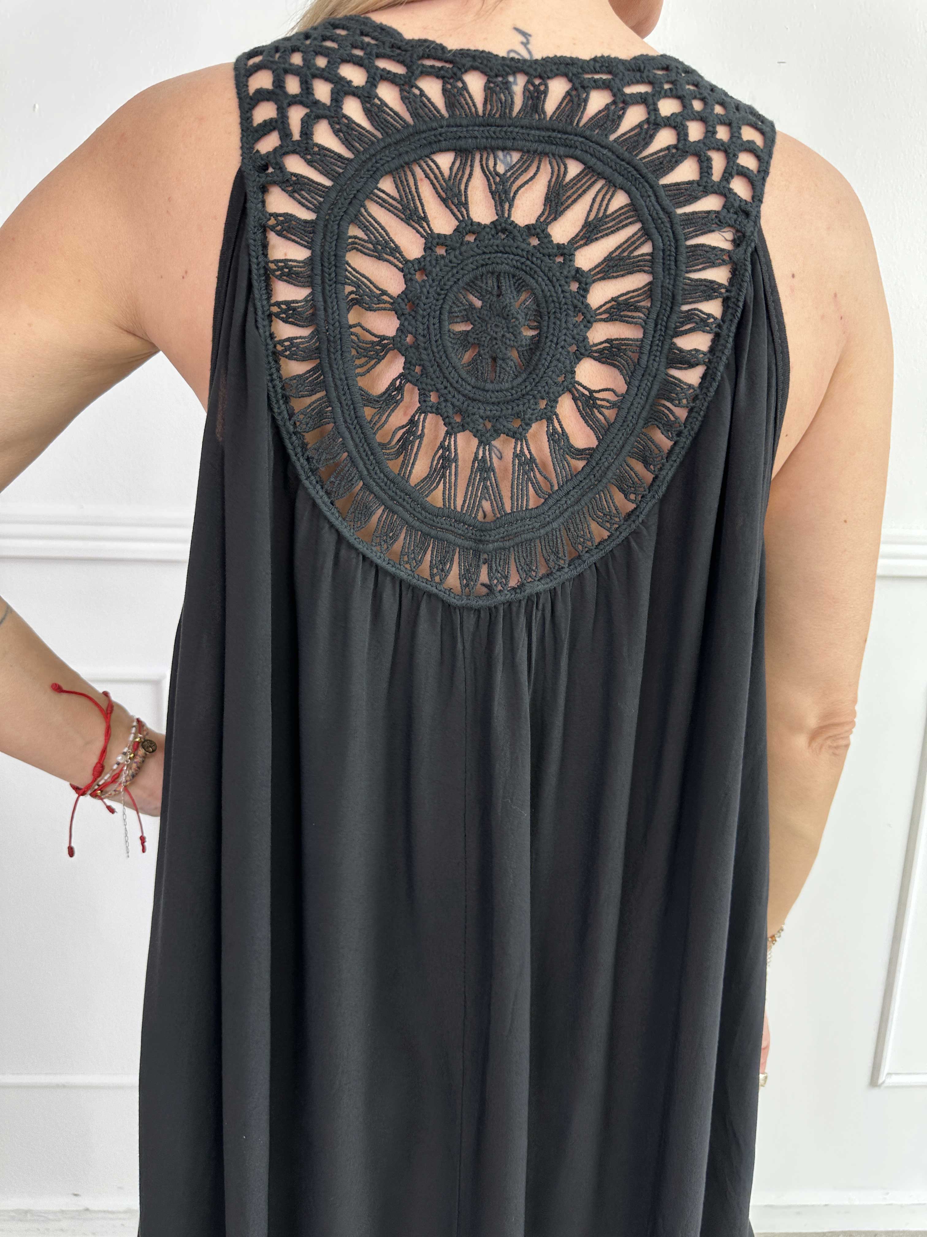 Medea - Simpel sommerkjole i viskose med broderet ryg