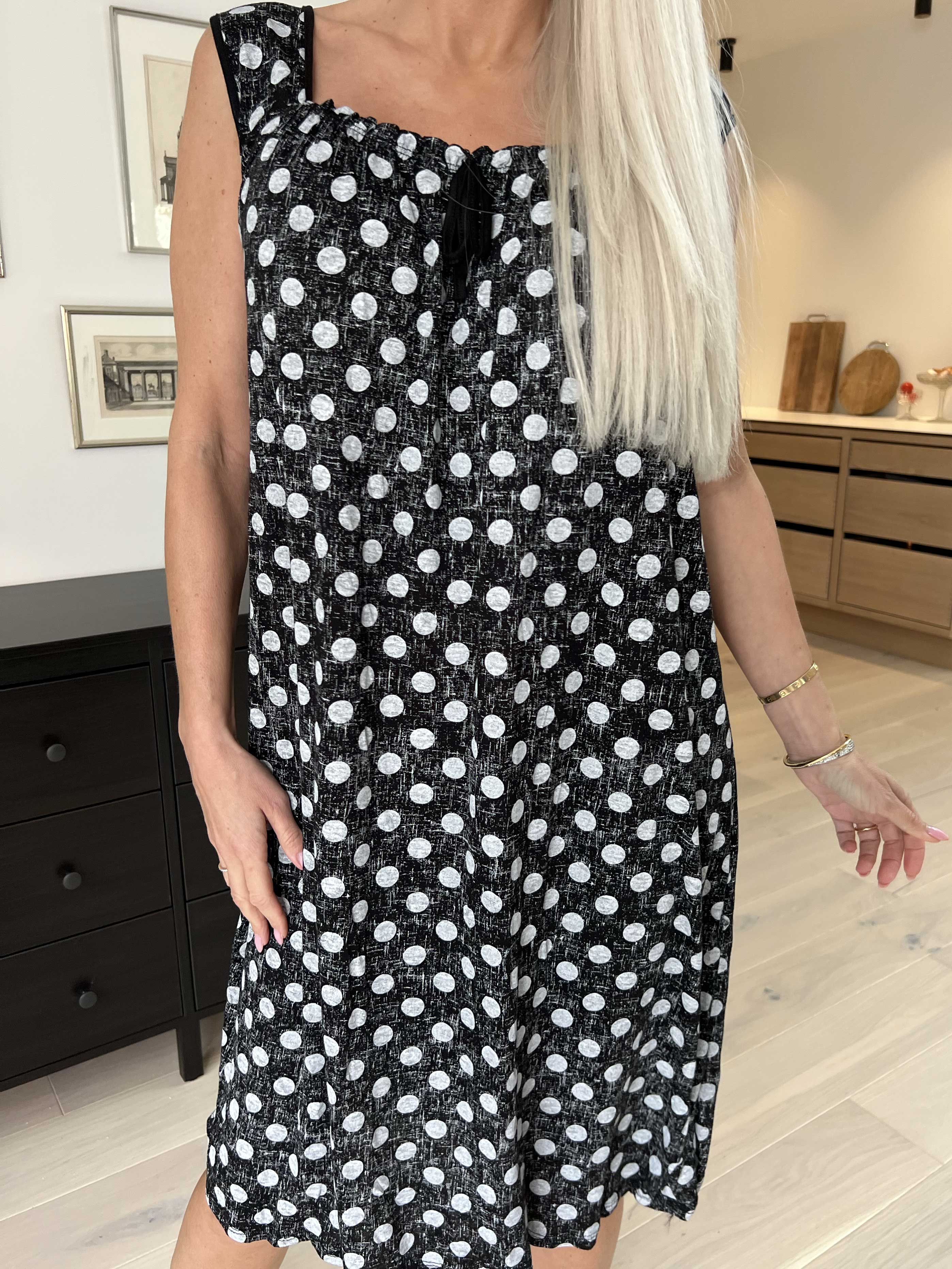 Medina - Prikket kjole med bindebånd