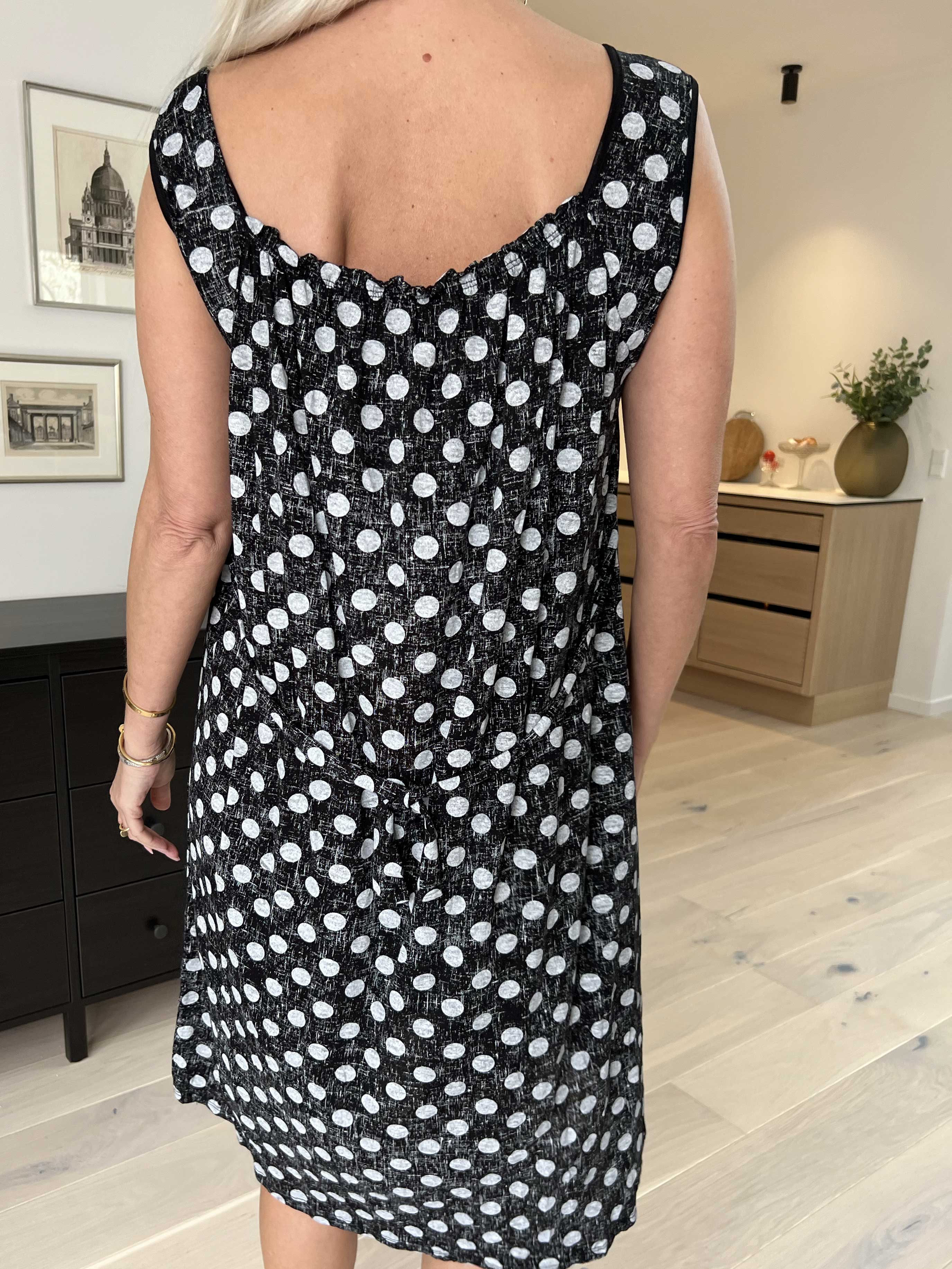 Medina - Prikket kjole med bindebånd