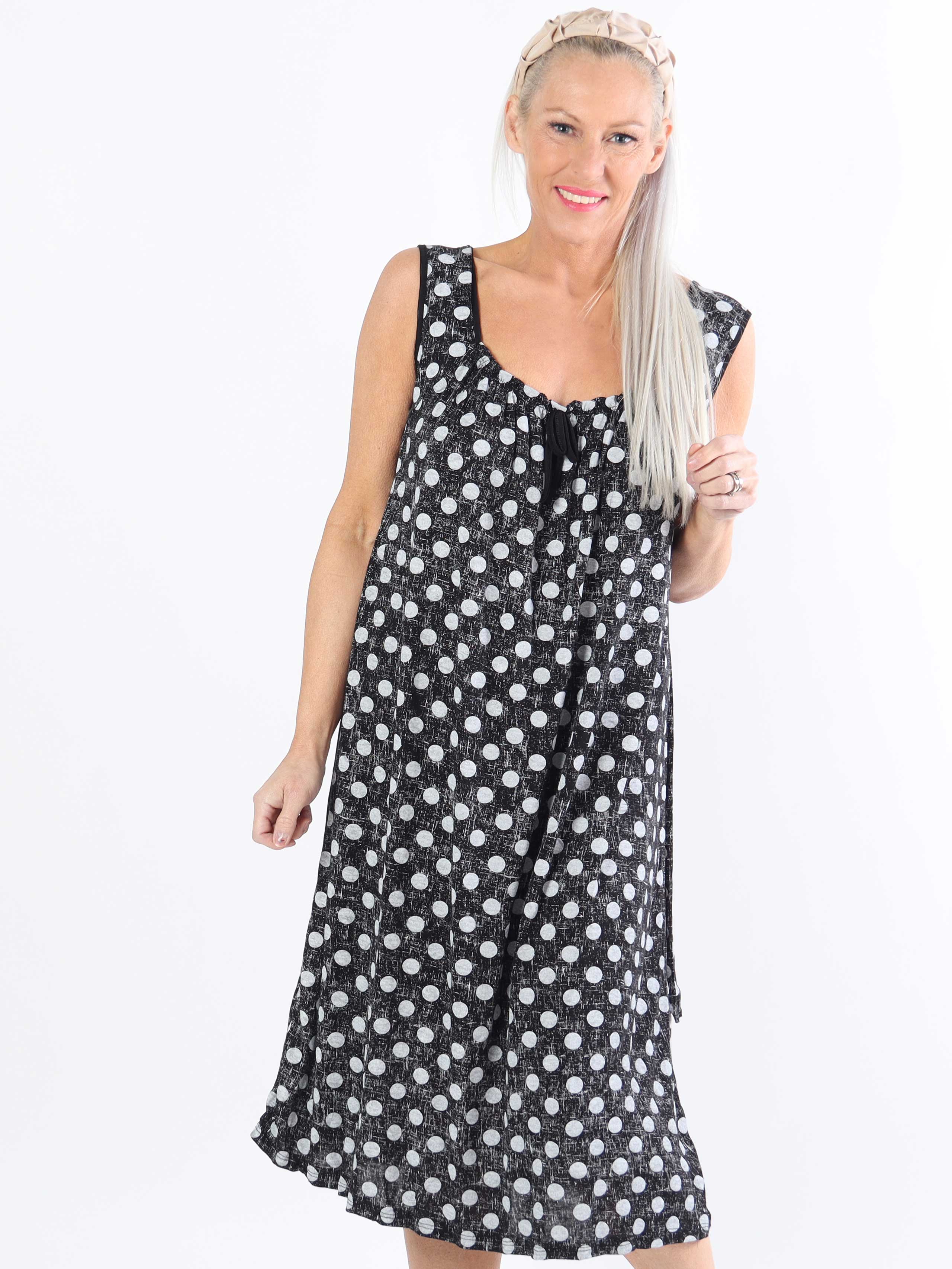 Medina - Prikket plus size kjole med bindebånd