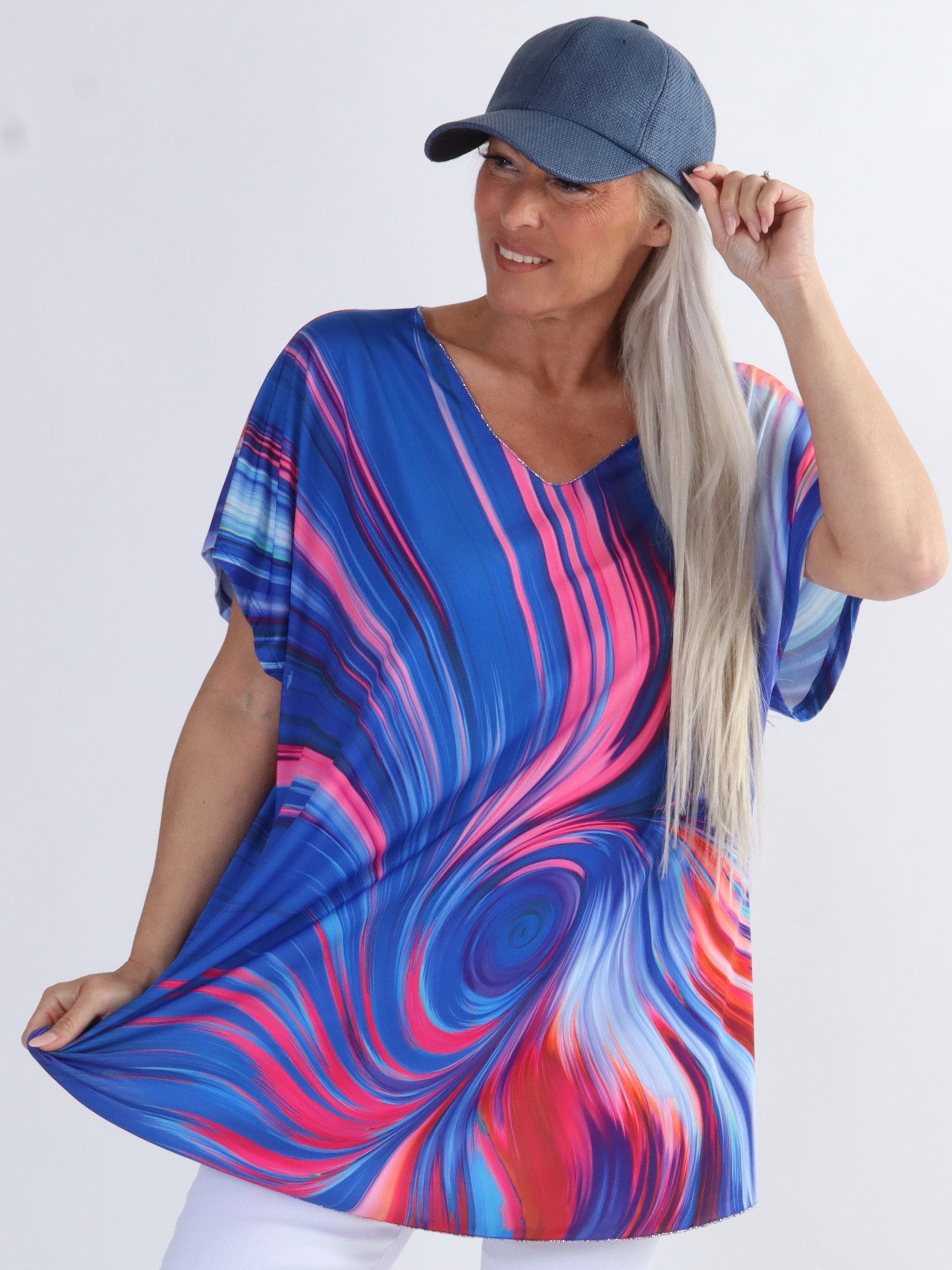 Meghan - Flerfarvet plus size bluse med tynd glimmerkant